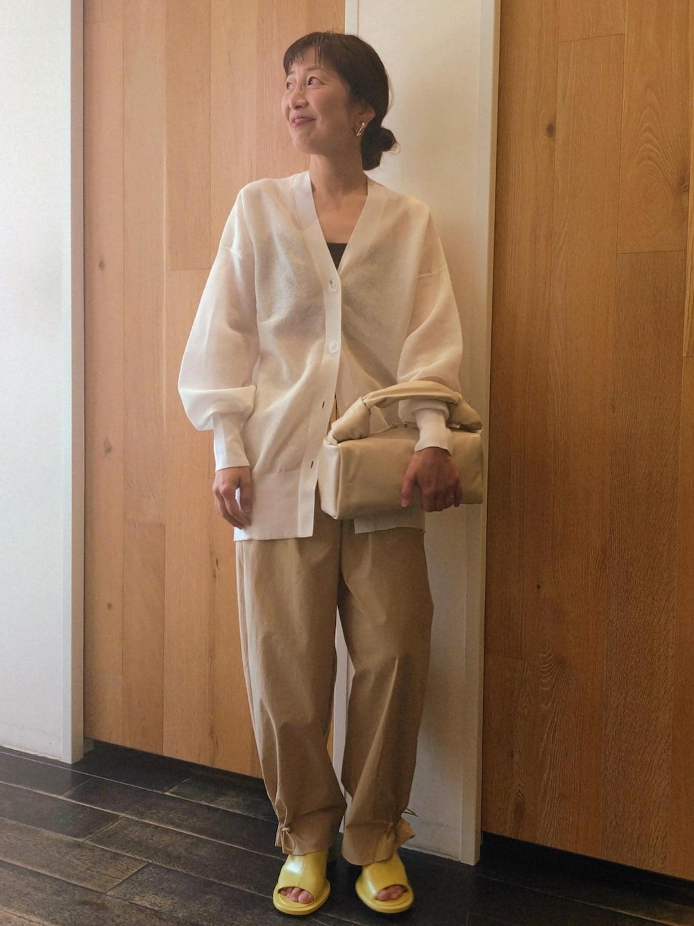 「春コーデ、初夏コーデ、夏コーデ、お出かけコーデ、旅行コーデ、女子会コーデ、大人カジュアル、パンツスタイル、体型カバー、ワントーンコーデ、カジュアルコーデ、ヘルシーコーデ、ADAM ET ROPÉ、ウェーブ、ブルべ冬」｜「ADAM ET ROPE'の【新色追加】・【撥水】ウエストタックイージーパンツ（その他パンツ、ベージュ系）」を使った、enokiさん（レディース・157cm）の春コーディネートの1枚目の写真