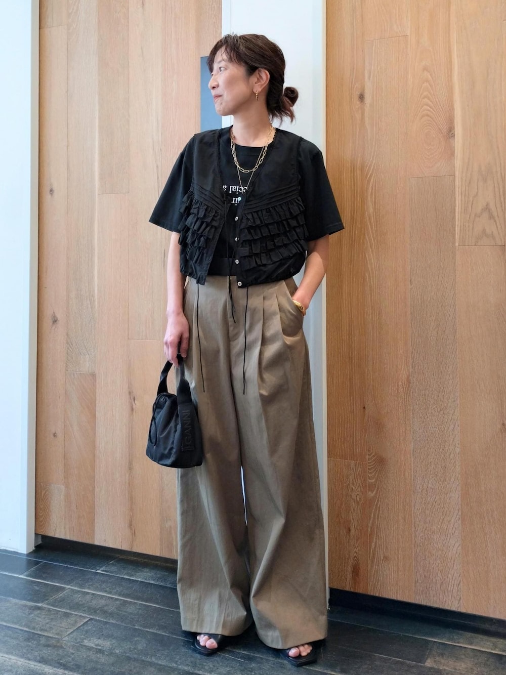 「24SS春の新作、GANNI、ガニー、TANGTANG、タンタン、ブーツサンダル、ADAM ET ROPÉ、FEMME、サステナブル、骨格ウェーブ、ブルべ、カジュアル、大人カジュアル、フェミニン、春」｜「ADAM ET ROPE'のストレッチブーツサンダル（ブーツ、ブラック系）」を使った、enokiさん（レディース・157cm）の春コーディネートの1枚目の写真