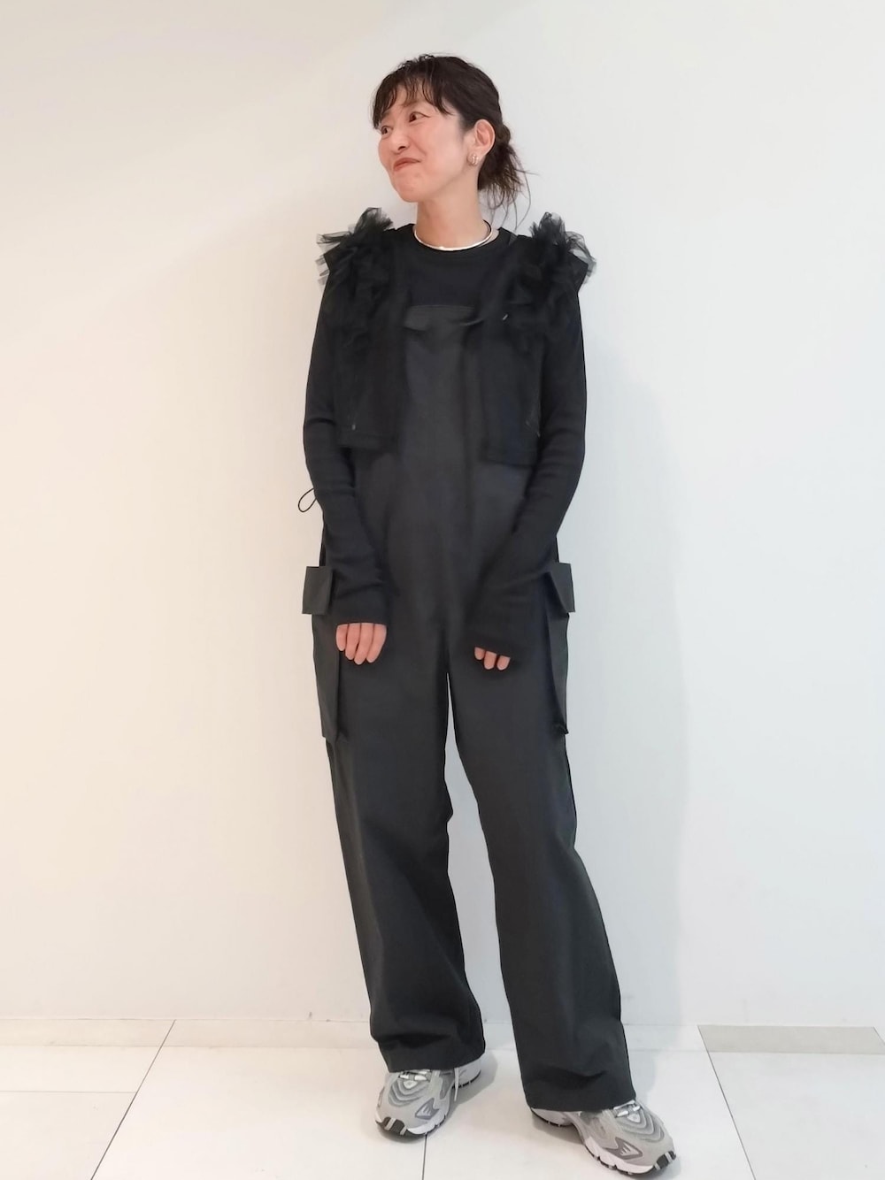 「black、PHEENY、フィーニー、NB、ニューバランス、チョーカー、ブラック、長袖、クルーネック、シアー、ADAM ET ROPÉ、FEMME、SDGs、サステナブル、骨格ウェーブ」｜「ADAM ET ROPE'のメタルカーブチョーカー（チョーカー、シルバー系）」を使った、enokiさん（レディース・157cm）の春コーディネートの1枚目の写真