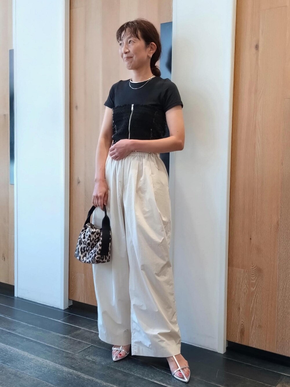 「24SS夏の新作、GANNI、ガニー、BLOSSOM、ブロッサム、別注、撥水、スパンコール、ブラック、ハンドバッグ、ミニ、レオパード、Tシャツ、半袖、クルーネック」｜「blossomの【BLOSSOM for ADAM ET ROPE'】別注スパンコールビスチェ（チューブトップ、ブラック系）」を使った、enokiさん（レディース・157cm）の夏コーディネートの1枚目の写真