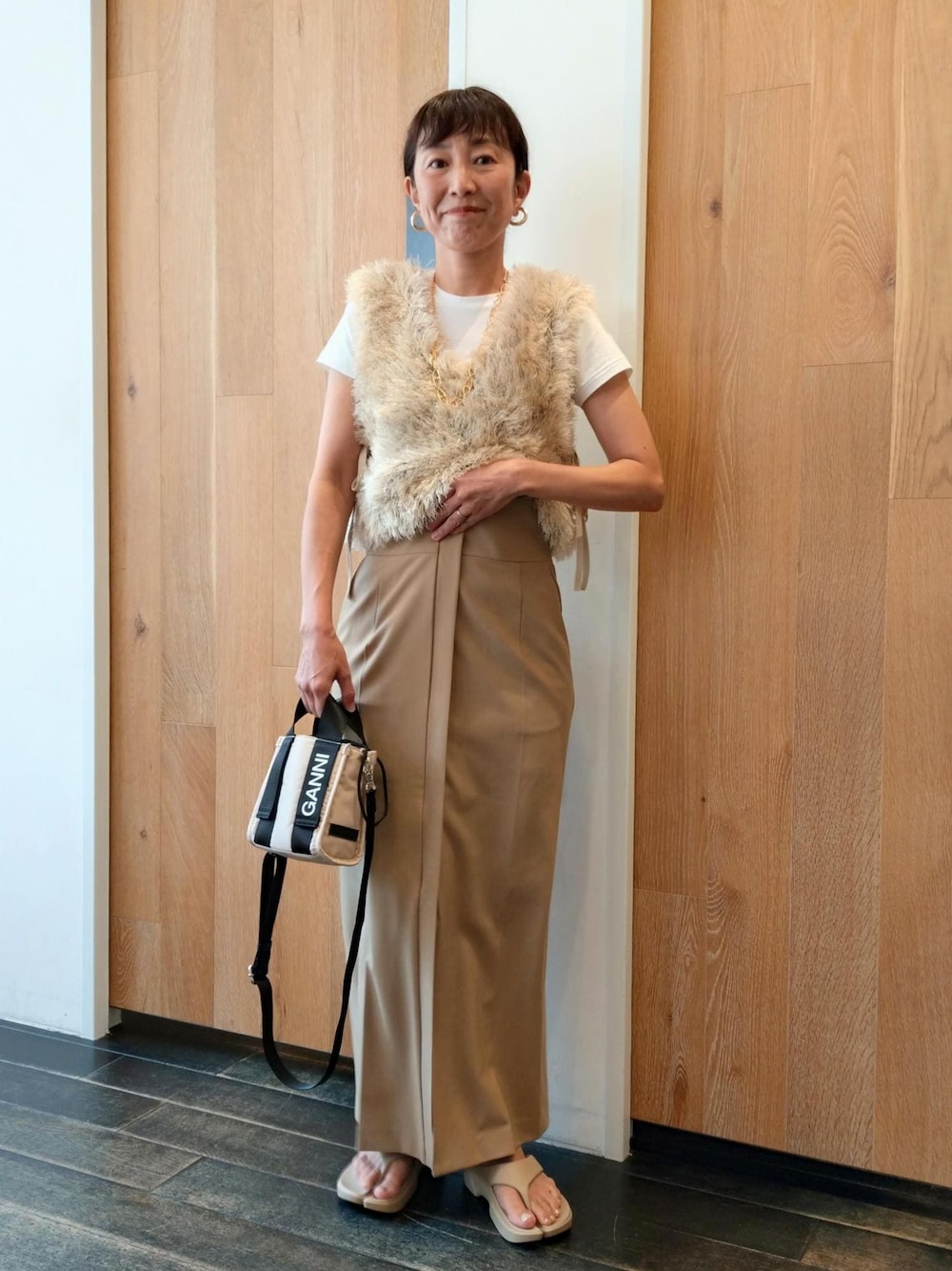 「GANNI、ガニー、PAES、ペイズ、初秋コーデ、お出かけコーデ、大人カジュアル、ワントーンコーデ、ADAM ET ROPÉ、ウェーブ、ブルべ冬、乾燥、低身長、トップス、ベスト」｜「ADAM ET ROPE'の【洗える】フェザーベスト（ベスト、ベージュ系）」を使った、enokiさん（レディース・157cm）の夏コーディネートの1枚目の写真