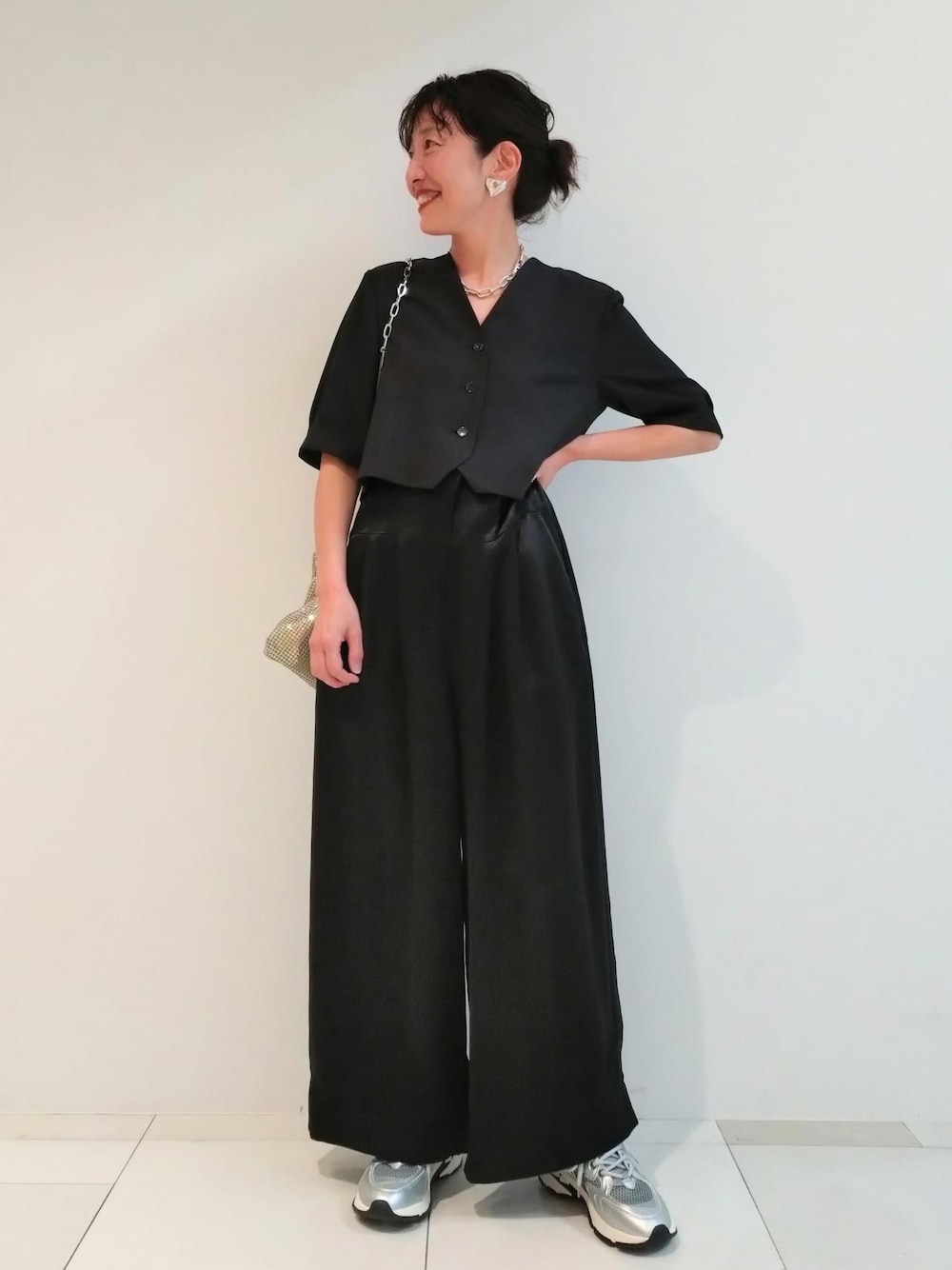 「24SS春の新作、BIGOTRE、ビゴター、LACOSTE、ラコステ、ADAM ET ROPÉ、FEMME、骨格ウェーブ、ブルべ、きれいめカジュアル、大人カジュアル、セレモニー、オケージョン、仕事着、通勤」｜「LACOSTEの【LACOSTE(ラコステ)】L003 NEO 124 3 SFA（スニーカー、シルバー系）」を使った、enokiさん（レディース・157cm）の春コーディネートの1枚目の写真