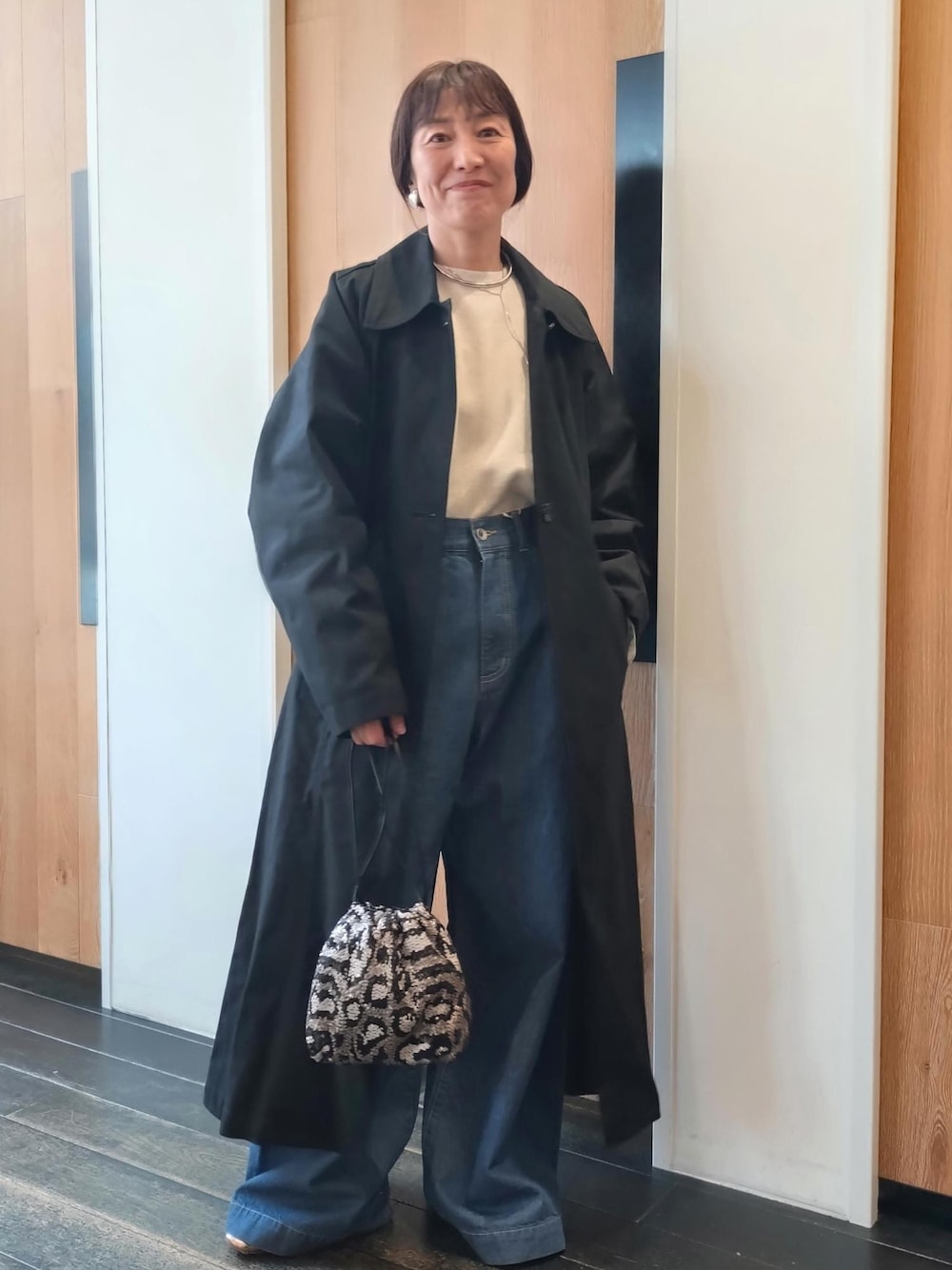 「おすすめトップス、初春コーデ、冬コーデ、お出かけコーデ、旅行コーデ、女子会コーデ、大人カジュアル、パンツスタイル、カジュアルコーデ、シンプルコーデ、ベーシック、別注アイテム、ADAM ET ROPÉ、ウェーブ、ブルべ冬」｜「ADAM ET ROPE'のバックブラウジングステンカラーコート（ステンカラーコート、ブラック系）」を使った、enokiさん（レディース・157cm）の春コーディネートの1枚目の写真