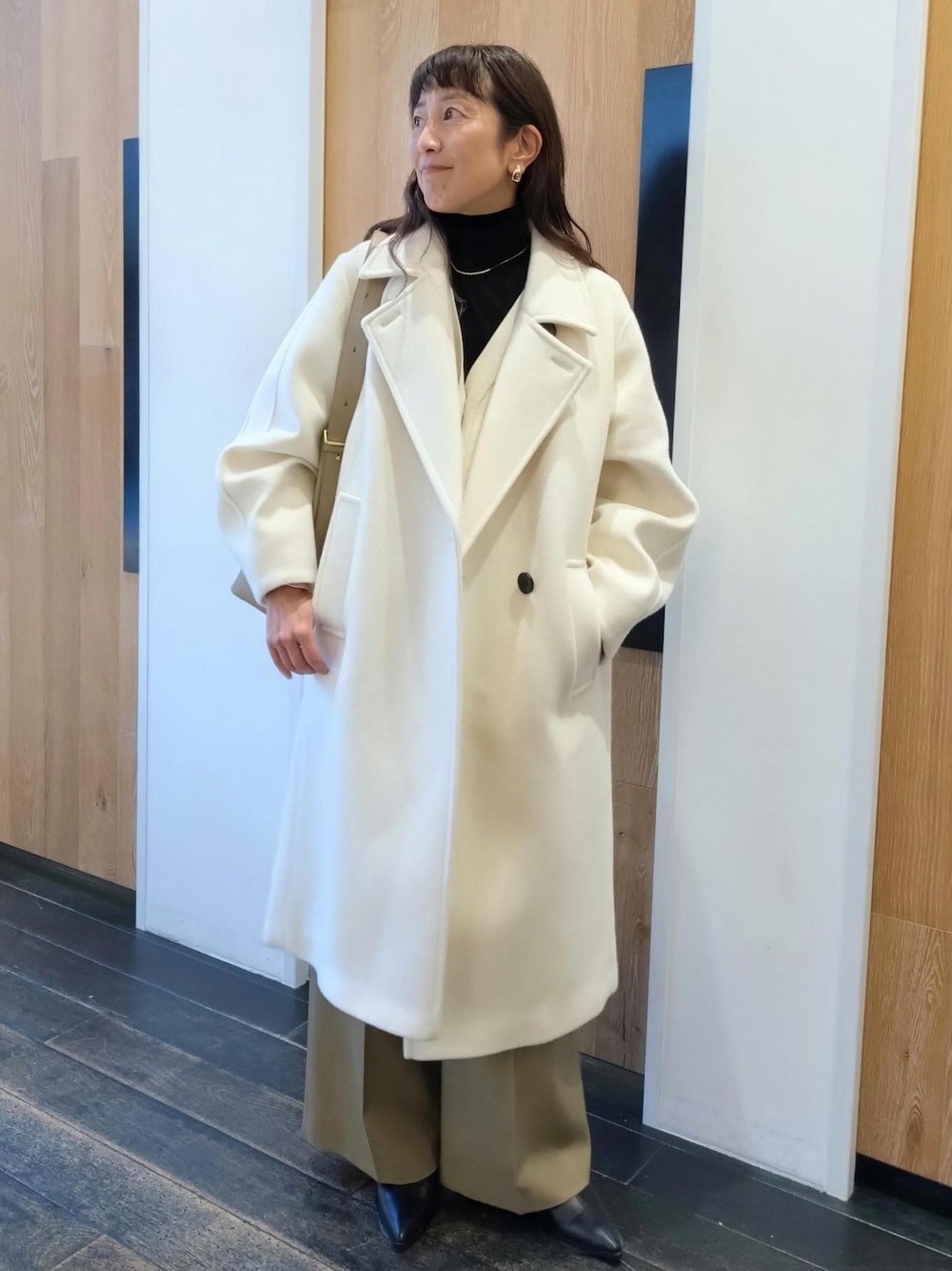 「初冬コーデ、冬コーデ、お仕事コーデ、お出かけコーデ、女子会コーデ、レイヤード、パンツスタイル、シンプルコーデ、きれいめコーデ、ADAM ET ROPÉ、ウェーブ、ブルべ冬、乾燥、トップス、Tシャツ/カットソー」｜「ADAM ET ROPE'のポインテッドストレッチブーツ（ブーツ、ブラック系）」を使った、enokiさん（レディース・157cm）の冬コーディネートの1枚目の写真