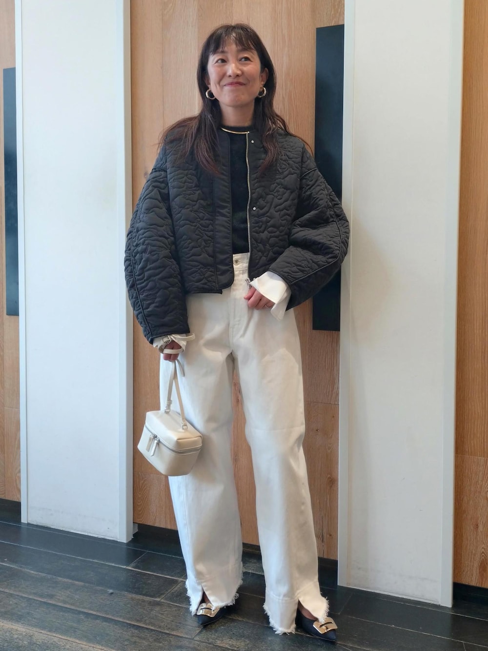「初春コーデ、冬コーデ、授業参観日コーデ、デートコーデ、お出かけコーデ、お正月・初詣コーデ、女子会コーデ、大人カジュアル、パンツスタイル、モノトーンコーデ、カジュアルコーデ、シンプルコーデ、ADAM ET ROPÉ、ウェーブ、ブルべ冬」｜「ADAM ET ROPE'のファーニットプルオーバー（ニット/セーター、グレー系）」を使った、enokiさん（レディース・157cm）の冬コーディネートの1枚目の写真