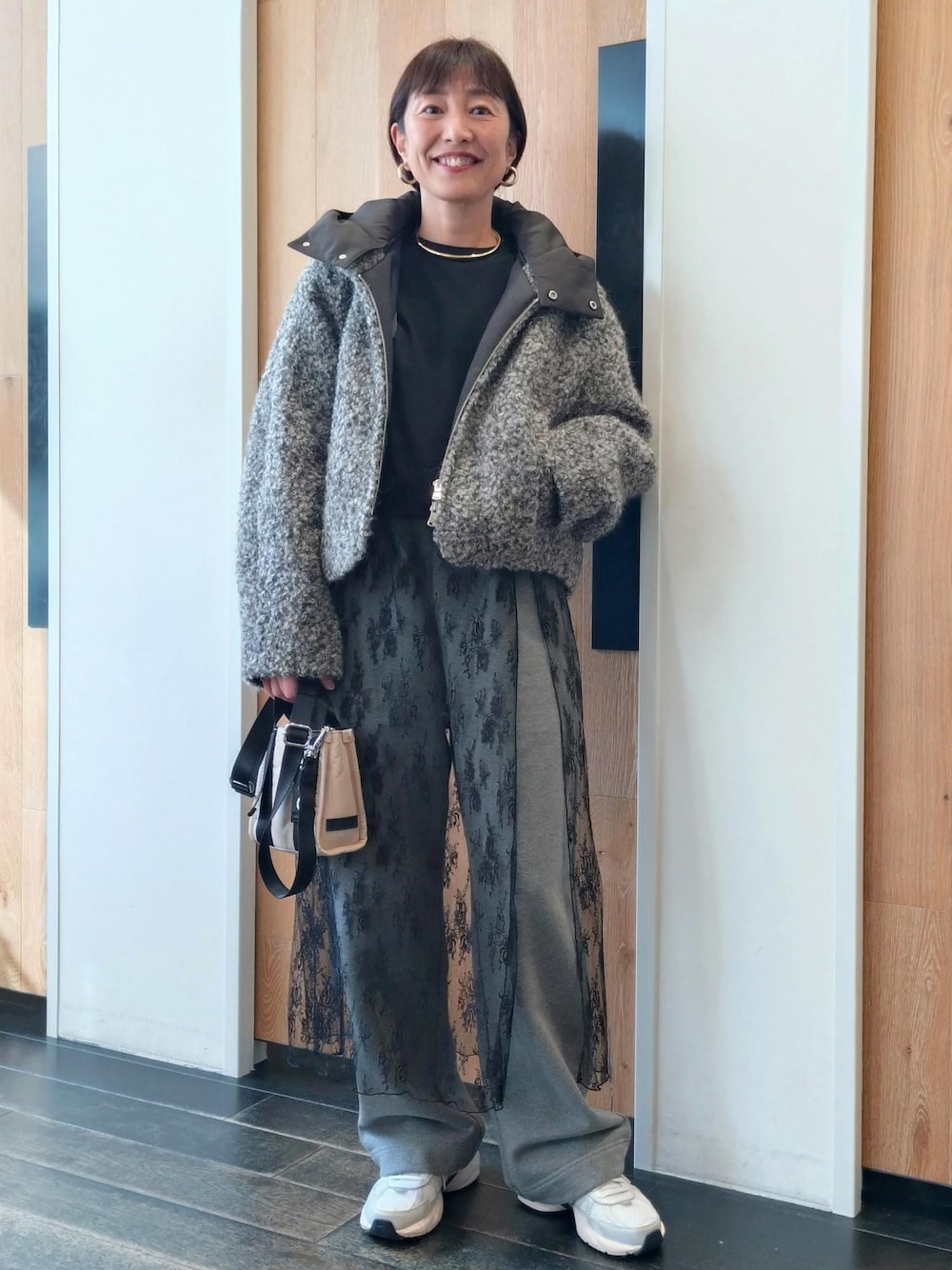 「冬コーデ、お出かけコーデ、旅行コーデ、お正月・初詣コーデ、女子会コーデ、大人カジュアル、レイヤード、パンツスタイル、体型カバー、カジュアルコーデ、ADAM ET ROPÉ、ウェーブ、ブルべ冬、乾燥、トップス」｜「GANNIの【GANNI for ADAM ET ROPE'】Recycled tech Mini Tote（トートバッグ、ベージュ系）」を使った、enokiさん（レディース・157cm）の冬コーディネートの1枚目の写真