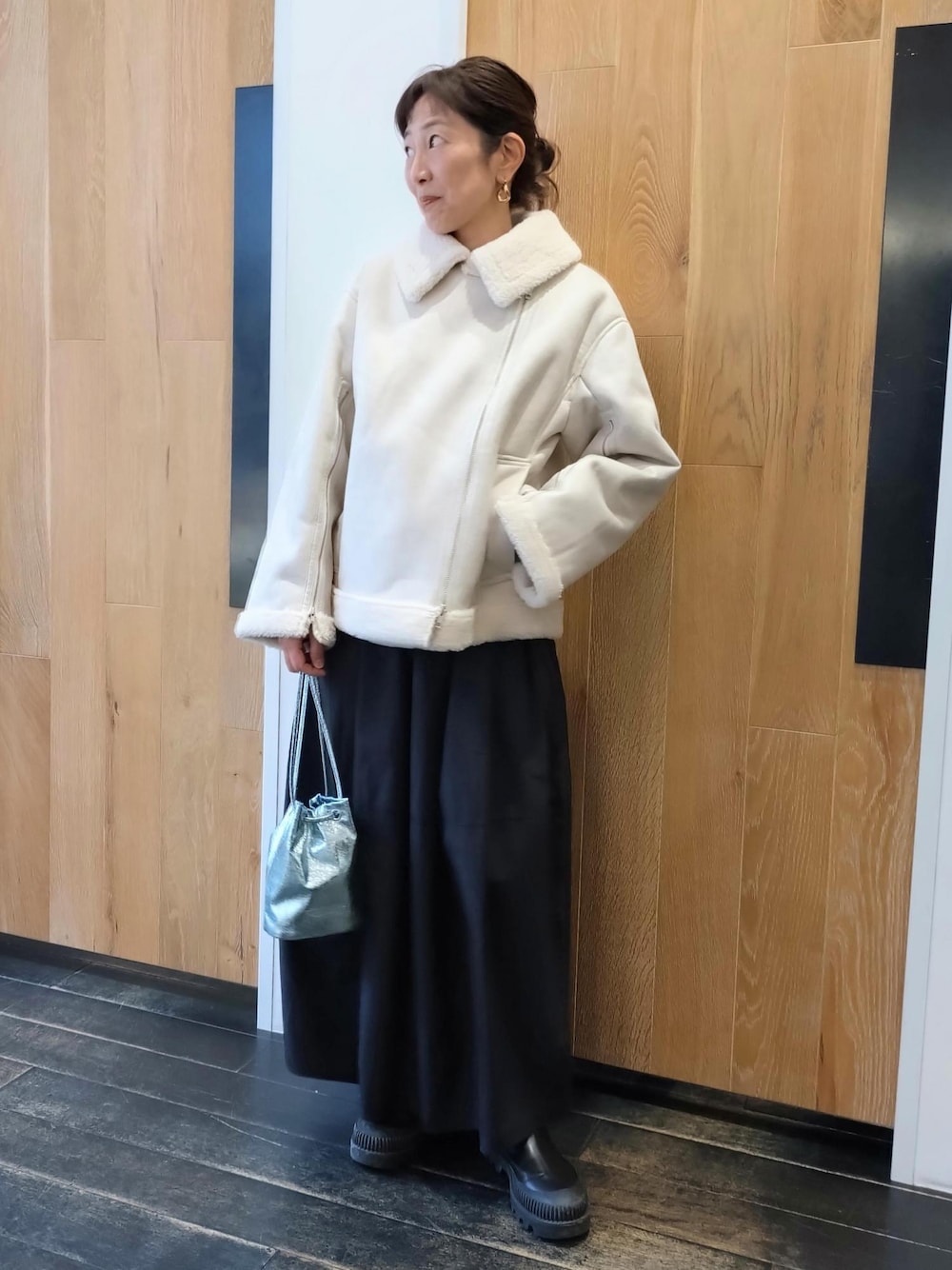 「SNaPMeAward23w、フェイクムートン、ジャケット、ADAM ET ROPÉ、FEMME、サステナブル、骨格ウェーブ、ブルべ、カジュアル、大人カジュアル、フェミニン、モード、冬、冬コーデ、冬ファッション」｜「ADAM ET ROPE'のフェイクムートンジャケット（ムートンコート、ホワイト系）」を使った、enokiさん（レディース・157cm）の冬コーディネートの1枚目の写真
