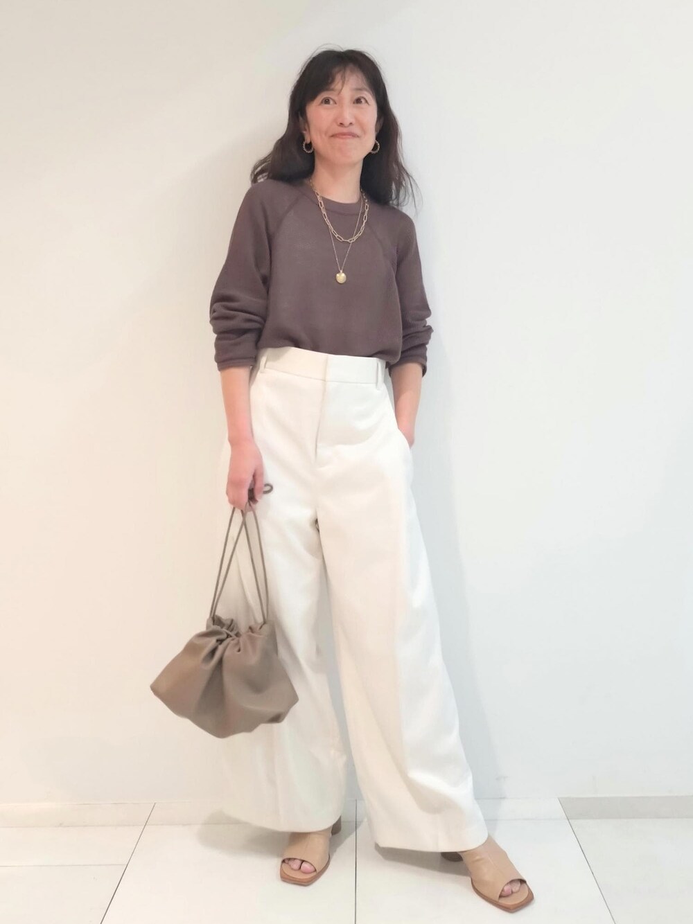 「メッシュ、24SS春の新作、PHEENY、フィーニー、巾着、ブーツサンダル、ADAM ET ROPÉ、FEMME、サステナブル、骨格ウェーブ、ブルべ、カジュアル、大人カジュアル、レイヤード、春」｜「ADAM ET ROPE'の【環境配慮】ビンテージサテンサイドタックパンツ（その他パンツ、ホワイト系）」を使った、enokiさん（レディース・157cm）の春コーディネートの1枚目の写真