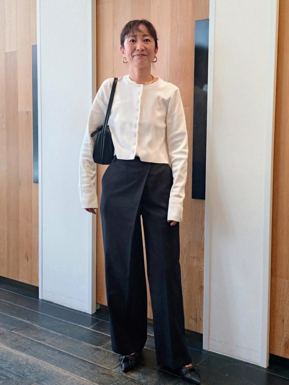 「初春コーデ、春コーデ、初夏コーデ、お仕事コーデ、授業参観日コーデ、お出かけコーデ、女子会コーデ、パンツスタイル、モノトーンコーデ、ヘルシーコーデ、シンプルコーデ、きれいめコーデ、ADAM ET ROPÉ、ウェーブ、ブルべ冬」｜「ADAM ET ROPE'の【サステナブル】クルーネックショートカーディガン（カーディガン/ボレロ、ホワイト系）」を使った、enokiさん（レディース・157cm）の春コーディネートの1枚目の写真
