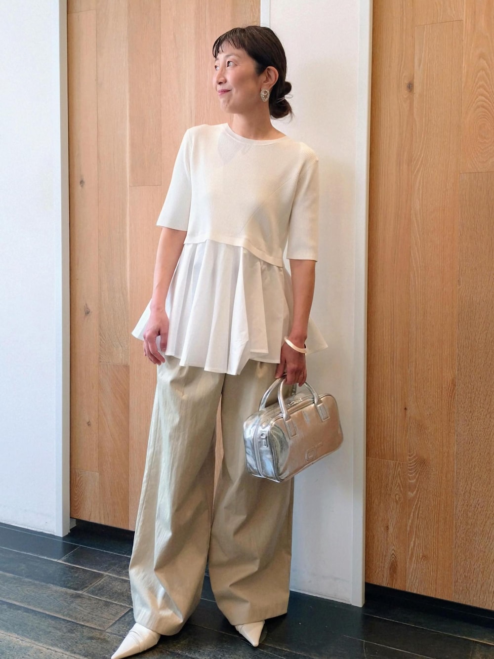 「春コーデ、初夏コーデ、お仕事コーデ、授業参観日コーデ、お出かけコーデ、女子会コーデ、パンツスタイル、ワントーンコーデ、ヘルシーコーデ、シンプルコーデ、きれいめコーデ、ADAM ET ROPÉ、ウェーブ、ブルべ冬、乾燥」｜「ADAM ET ROPE'の【一部WEB限定カラー】・【再入荷】ロゴスクエアボストンバッグ（ショルダーバッグ、シルバー系）」を使った、enokiさん（レディース・157cm）の春コーディネートの1枚目の写真