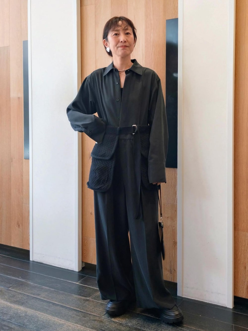 「初春コーデ、春コーデ、セレモニーコーデ、卒業式コーデ、卒園式コーデ、デートコーデ、お出かけコーデ、女子会コーデ、モード、大人カジュアル、体型カバー、ワントーンコーデ、カジュアルコーデ、シンプルコーデ、別注アイテム」｜「ADAM ET ROPE'の【HUNTER for ADAM ET ROPE'】別注  LOAFER MULE（ローファー、ブラック系）」を使った、enokiさん（レディース・157cm）の春コーディネートの1枚目の写真