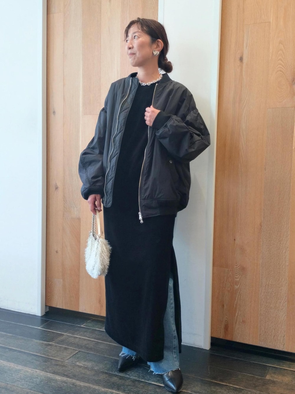 「秋コーデ、初冬コーデ、お出かけコーデ、旅行コーデ、女子会コーデ、大人カジュアル、パンツスタイル、体型カバー、別注アイテム、ADAM ET ROPÉ、ウェーブ、ブルべ冬、乾燥、低身長、ジャケット/アウター」｜「ADAM ET ROPE'のライトMA-1（MA-1、ブラック系）」を使った、enokiさん（レディース・157cm）の秋コーディネートの1枚目の写真