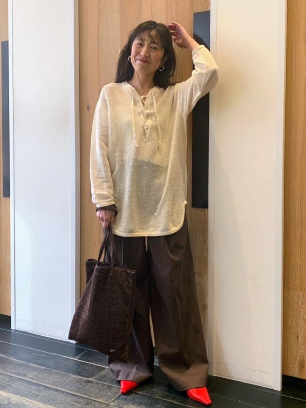 「初春コーデ、春コーデ、お出かけコーデ、旅行コーデ、女子会コーデ、大人カジュアル、パンツスタイル、体型カバー、カジュアルコーデ、ヘルシーコーデ、フェミニンコーデ、シンプルコーデ、ADAM ET ROPÉ、ウェーブ、ブルべ冬」｜「ADAM ET ROPE'の【サステナブル】キラキラトートバッグ（ポケッタブル）（トートバッグ、ブラウン系）」を使った、enokiさん（レディース・157cm）の春コーディネートの1枚目の写真