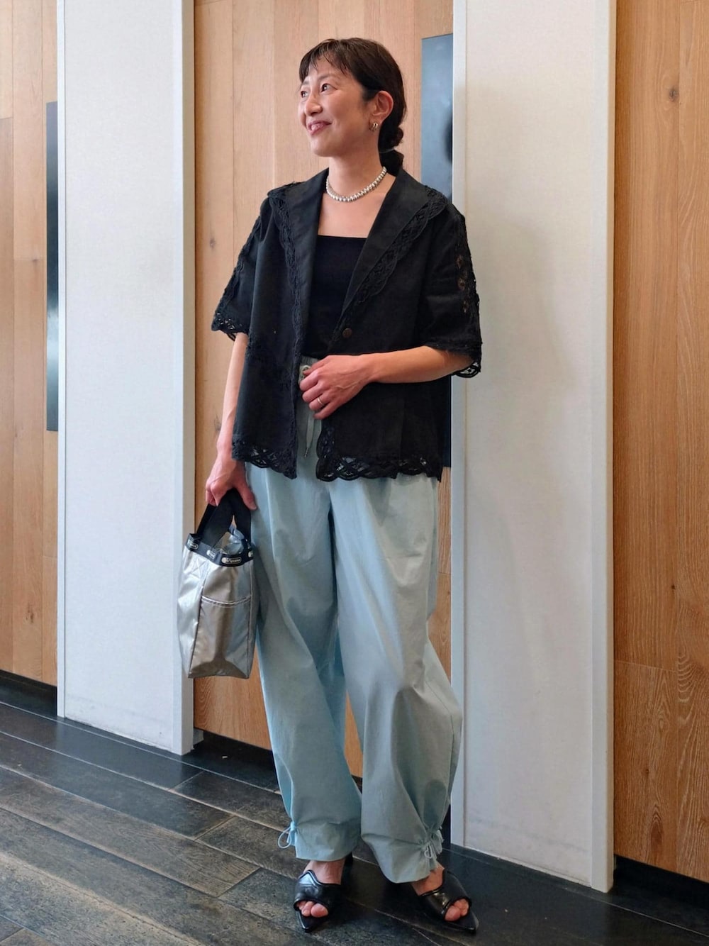 「春コーデ、初夏コーデ、デートコーデ、お出かけコーデ、旅行コーデ、アウトドアコーデ、フェスコーデ、女子会コーデ、雨の日コーデ、大人カジュアル、レイヤード、パンツスタイル、体型カバー、カジュアルコーデ、シンプルコーデ」｜「ADAM ET ROPE'のポインテッドウェーブミュール（サンダル、ブラック系）」を使った、enokiさん（レディース・157cm）の春コーディネートの1枚目の写真