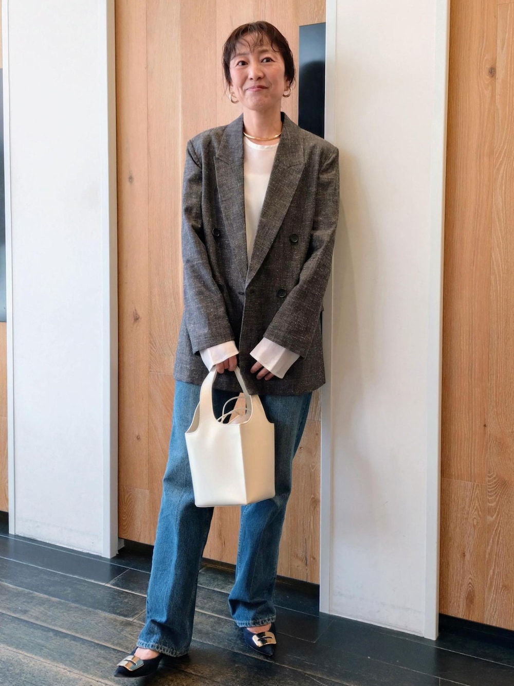 「初春コーデ、春コーデ、お仕事コーデ、授業参観日コーデ、お出かけコーデ、女子会コーデ、大人カジュアル、パンツスタイル、ヘルシーコーデ、シンプルコーデ、きれいめコーデ、ADAM ET ROPÉ、ウェーブ、ブルべ冬、乾燥」｜「ADAM ET ROPE'のウールネップテーラードジャケット（その他アウター、ブラック系）」を使った、enokiさん（レディース・157cm）の春コーディネートの1枚目の写真