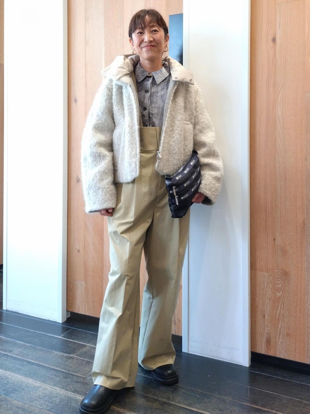 「初冬コーデ、冬コーデ、お出かけコーデ、旅行コーデ、女子会コーデ、大人カジュアル、セットアップ、パンツスタイル、体型カバー、カジュアルコーデ、シンプルコーデ、別注アイテム、ADAM ET ROPÉ、ウェーブ、ブルべ冬」｜「MILLERの【Miller for ADAM ET ROPE'】別注ベロア CARDIGAN（カーディガン/ボレロ、グレー系）」を使った、enokiさん（レディース・157cm）の秋コーディネートの1枚目の写真