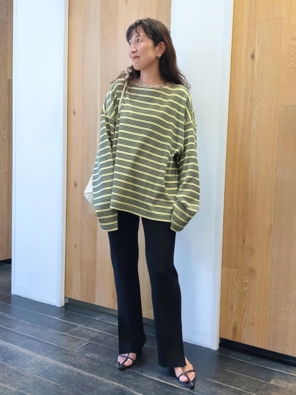 ブラック系のサンダル、グリーン系のTシャツ/カットソー、ブラック系のその他パンツを着用したレディースの春コーディネートの1枚目の写真