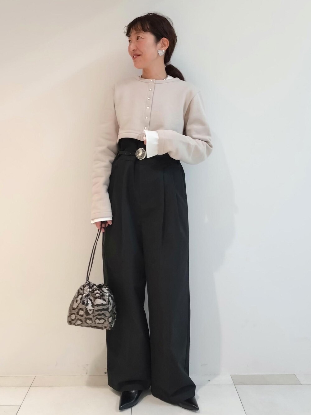「agnes b. pour ADAM ET ROPE'、初春コーデ、春コーデ、冬コーデ、授業参観日コーデ、お出かけコーデ、旅行コーデ、女子会コーデ、大人カジュアル、レイヤード、パンツスタイル、体型カバー、モノトーンコーデ、シンプルコーデ、きれいめコーデ」｜「ADAM ET ROPE'の【サステナブル】ラウンドバックルベルト（ベルト、シルバー系）」を使った、enokiさん（レディース・157cm）の冬コーディネートの1枚目の写真