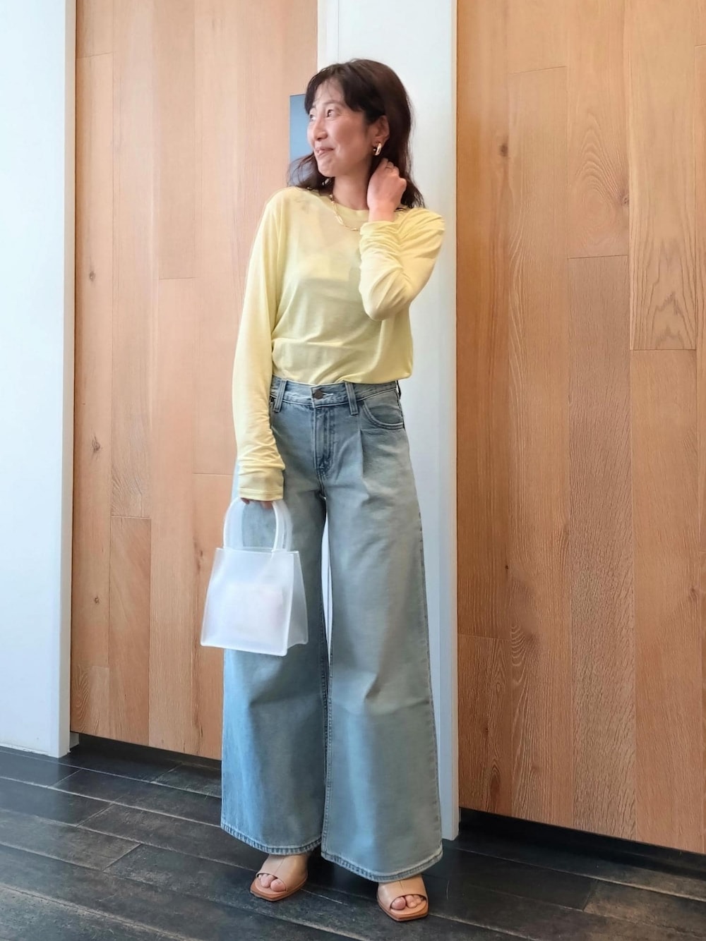 「24SS春の新作、AMOMENTO、アモーメント、BASERANGE、ベースレンジ、Levi's、リーバイス、クリア、クリアバッグ、長袖、カットソー、クルーネック、イエロー、シアー、ブルー」｜「ADAM ET ROPE'のストレッチブーツサンダル（ブーツ、ベージュ系）」を使った、enokiさん（レディース・157cm）の春コーディネートの1枚目の写真