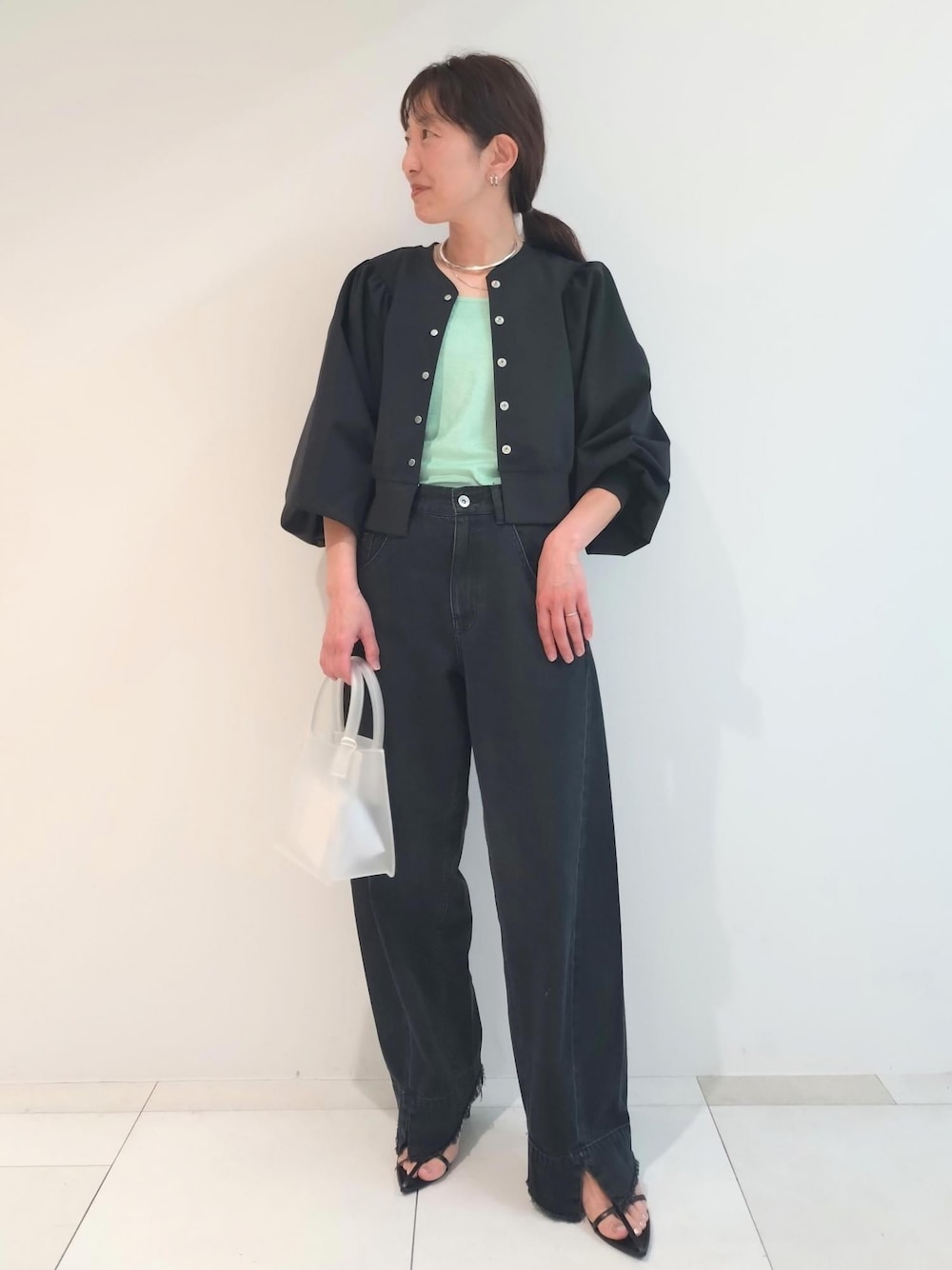 「24SS春の新作、24SS夏の新作、チョーカー、AMOMENTO、アモーメント、BASERANGE、ベースレンジ、タンクトップ、ADAM ET ROPÉ、FEMME、サステナブル、骨格ウェーブ、ブルべ、カジュアル、大人カジュアル」｜「ADAM ET ROPE'のメタルカーブチョーカー（チョーカー、シルバー系）」を使った、enokiさん（レディース・157cm）の春コーディネートの1枚目の写真