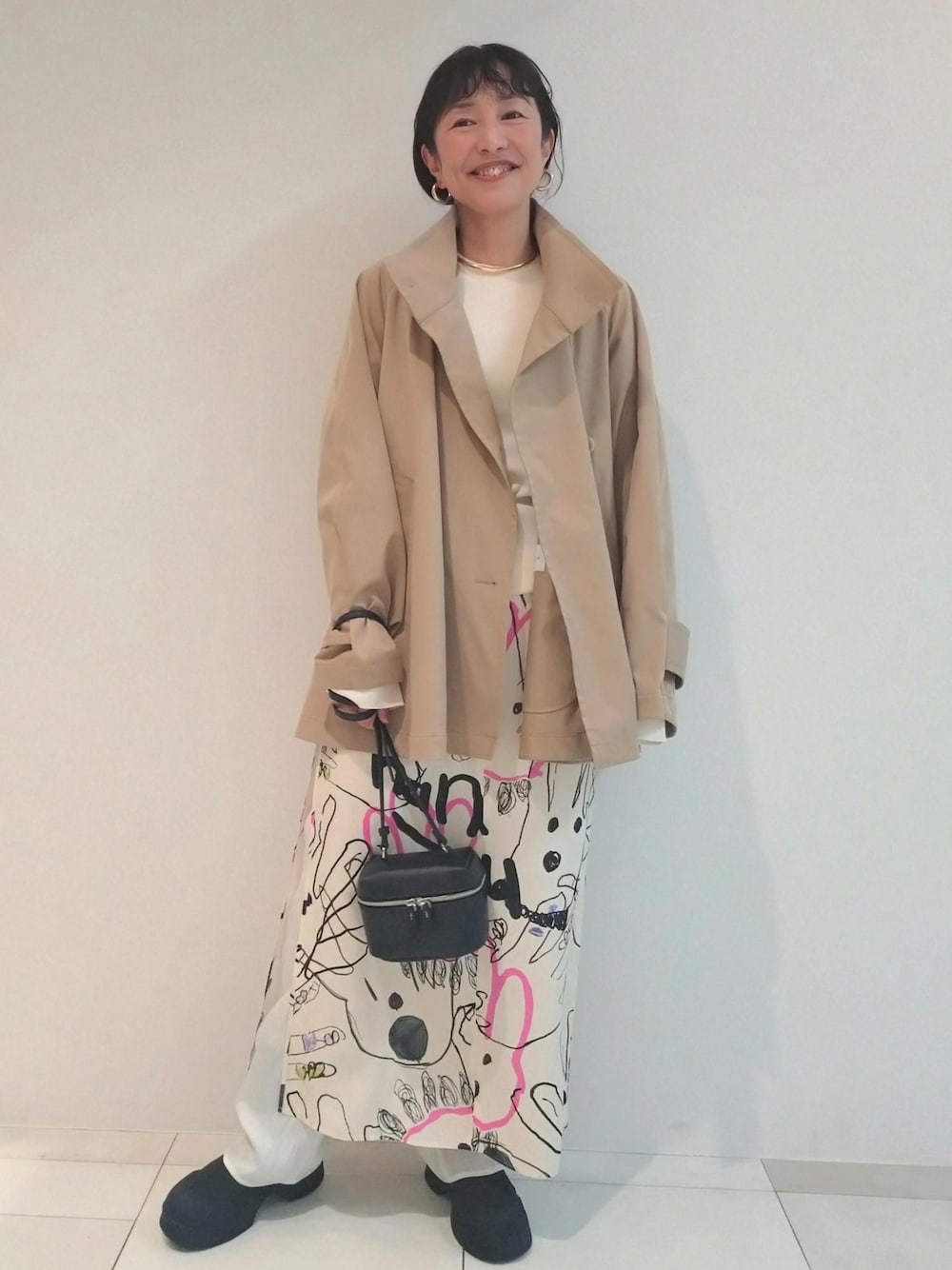 「初春コーデ、春コーデ、お出かけコーデ、旅行コーデ、フェスコーデ、女子会コーデ、モード、大人カジュアル、レイヤード、パンツスタイル、体型カバー、カジュアルコーデ、ADAM ET ROPÉ、ウェーブ、ブルべ冬」｜「ADAM ET ROPE'の晴雨兼用ボリュームソールミドル丈ブーツ（ブーツ、ブラック系）」を使った、enokiさん（レディース・157cm）の冬コーディネートの1枚目の写真