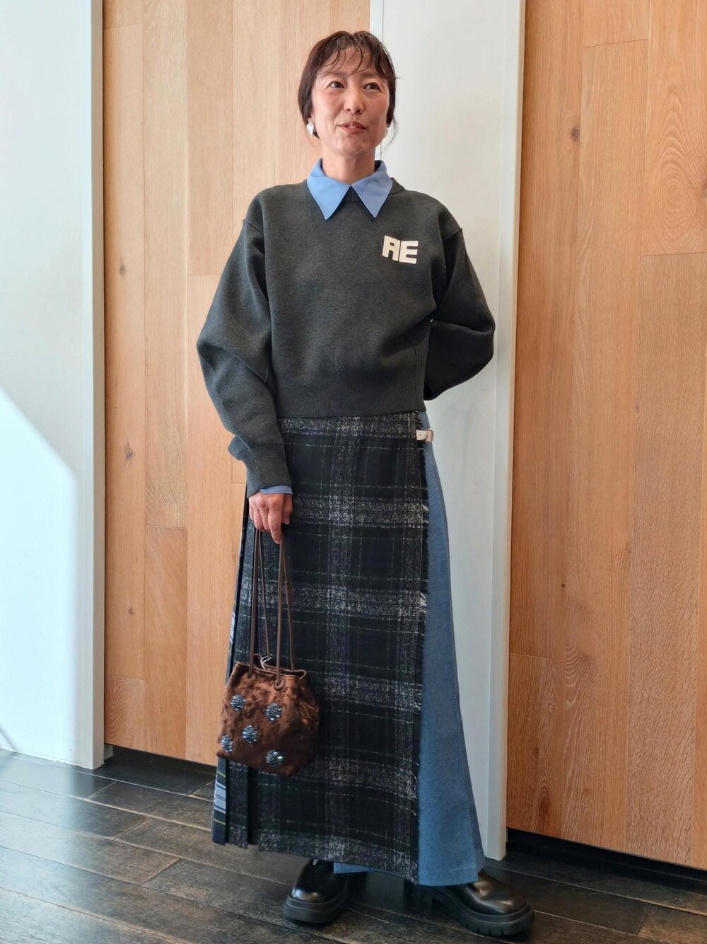 「O'NEIL OF DUBLIN、オニールオブダブリン、秋コーデ、初冬コーデ、冬コーデ、お出かけコーデ、大人カジュアル、スカートスタイル、カジュアルコーデ、別注アイテム、ADAM ET ROPÉ、ウェーブ、ブルべ冬、乾燥、低身長」｜「ADAM ET ROPE'の【O'Neil of Dublin for ADAM ET ROPE'】3 COMBI FASHION MAXI KILT (93CM)（スカート、ブラック系）」を使った、enokiさん（レディース・157cm）の秋コーディネートの1枚目の写真