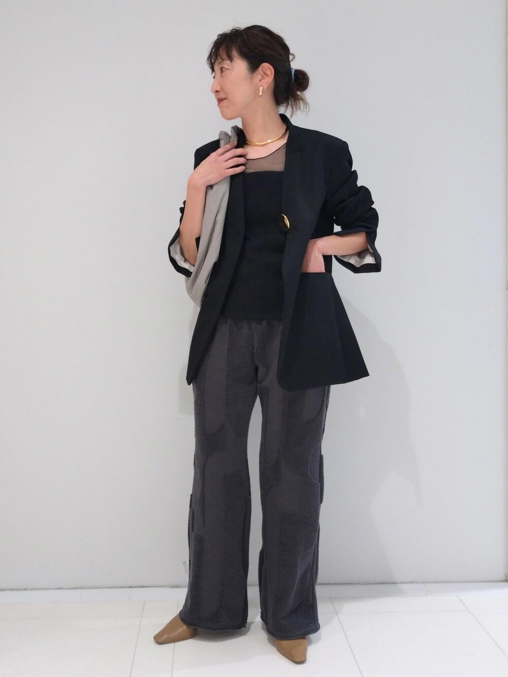 「24SS春の新作、チョーカー、チュール、AMOMENTO、アモーメント、ADAM ET ROPÉ、FEMME、サステナブル、骨格ウェーブ、ブルべ、きれいめカジュアル、大人カジュアル、モード、セレモニー、オケージョン」｜「ADAM ET ROPE'のメタルカーブチョーカー（チョーカー、ゴールド系）」を使った、enokiさん（レディース・157cm）の春コーディネートの1枚目の写真