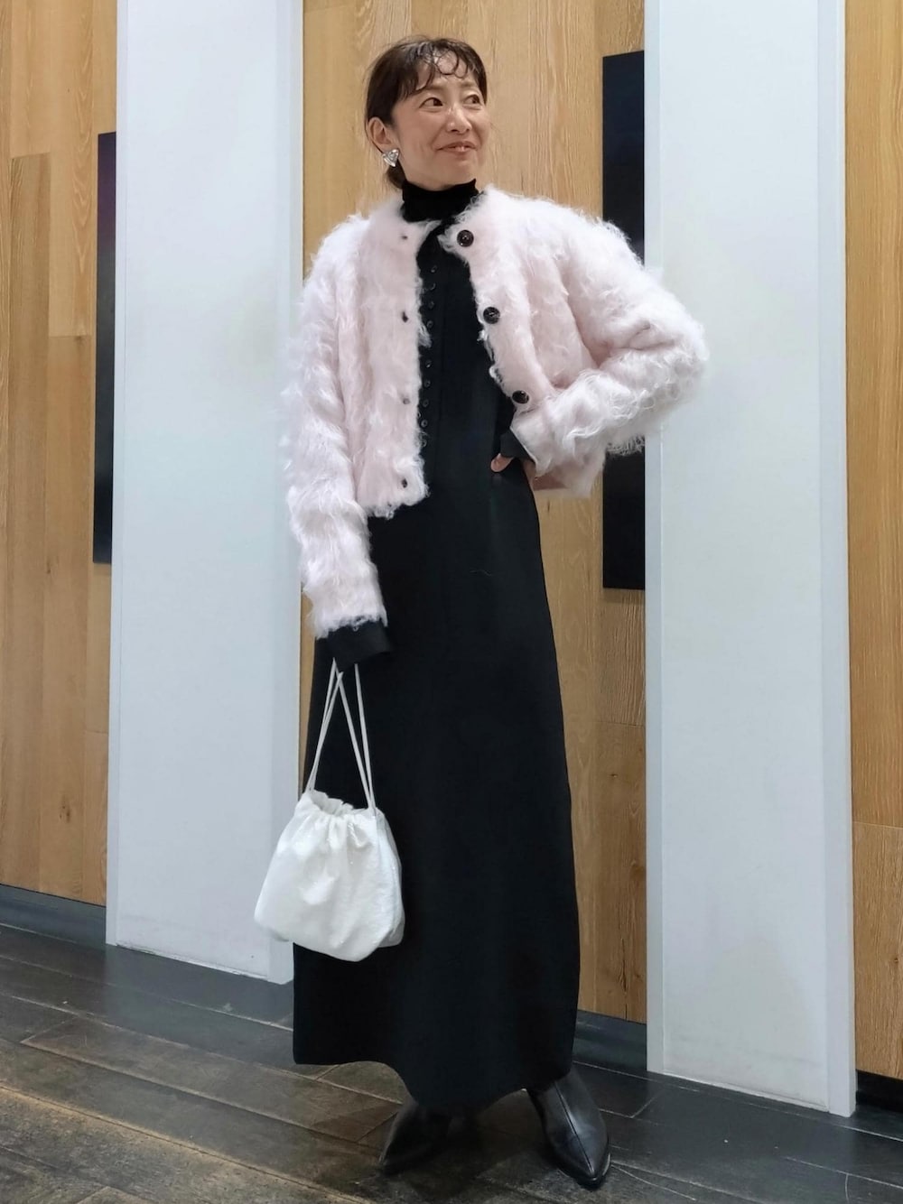 「初冬コーデ、冬コーデ、お出かけコーデ、クリスマスコーデ、お正月・初詣コーデ、女子会コーデ、レイヤード、シンプルコーデ、きれいめコーデ、ADAM ET ROPÉ、ウェーブ、ブルべ冬、乾燥、トップス、Tシャツ/カットソー」｜「ADAM ET ROPE'のポインテッドストレッチブーツ（ブーツ、ブラック系）」を使った、enokiさん（レディース・157cm）の秋コーディネートの1枚目の写真