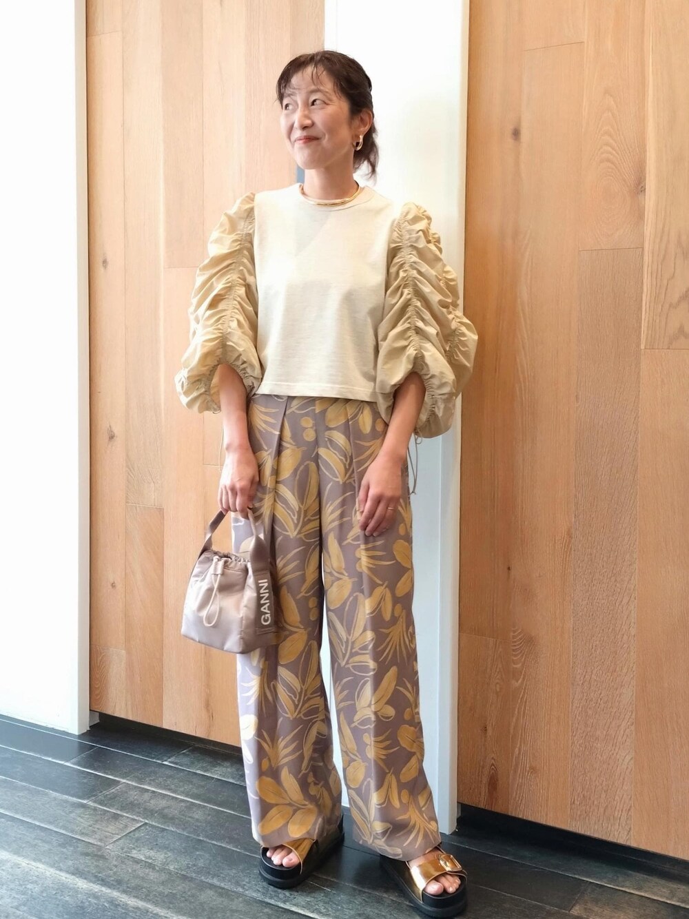 「GANNI、ガニー、24SS春の新作、チョーカー、PHEENY、フィーニー、ADAM ET ROPÉ、FEMME、骨格ウェーブ、ブルべ、きれいめカジュアル、大人カジュアル、フェミニン、春、夏」｜「ADAM ET ROPE'のメタルカーブチョーカー（チョーカー、ゴールド系）」を使った、enokiさん（レディース・157cm）の春コーディネートの1枚目の写真