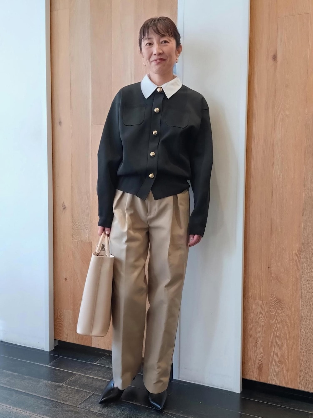 「Wcardigan_pickup、おすすめトップス、初春コーデ、春コーデ、お仕事コーデ、授業参観日コーデ、お出かけコーデ、女子会コーデ、パンツスタイル、体型カバー、シンプルコーデ、きれいめコーデ、ベーシック、ADAM ET ROPÉ、ウェーブ」｜「ADAM ET ROPE'の【A4・PC対応・一部WEB限定カラー】ダブルポケットトートバッグ（トートバッグ、ベージュ系）」を使った、enokiさん（レディース・157cm）の冬コーディネートの1枚目の写真