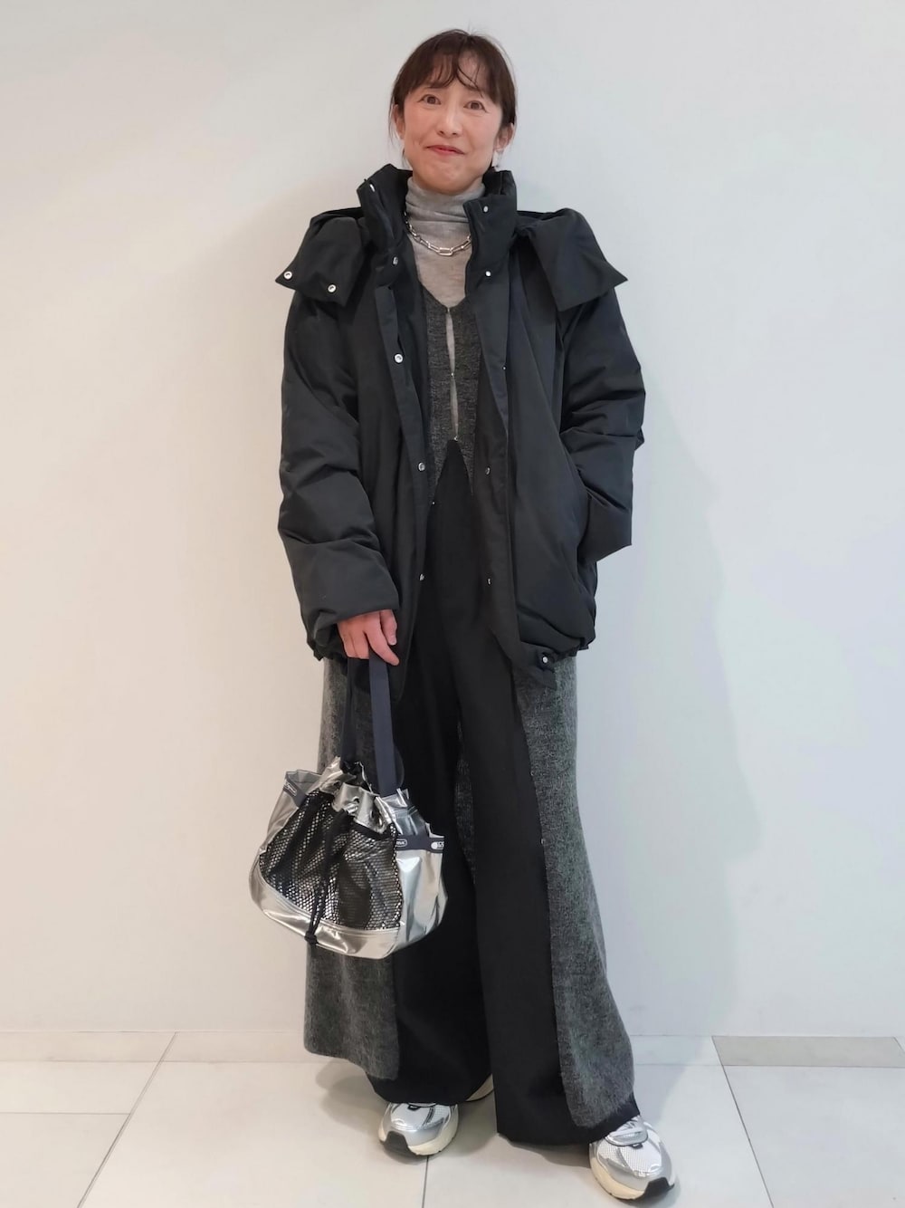 「ナイキ、初冬コーデ、冬コーデ、お出かけコーデ、お正月・初詣コーデ、女子会コーデ、大人カジュアル、レイヤード、パンツスタイル、ワントーンコーデ、カジュアルコーデ、別注アイテム、ADAM ET ROPÉ、ウェーブ、ブルべ冬」｜「NIKEの【NIKE(ナイキ)】V2K RUN（スニーカー、ホワイト系）」を使った、enokiさん（レディース・157cm）の秋コーディネートの1枚目の写真