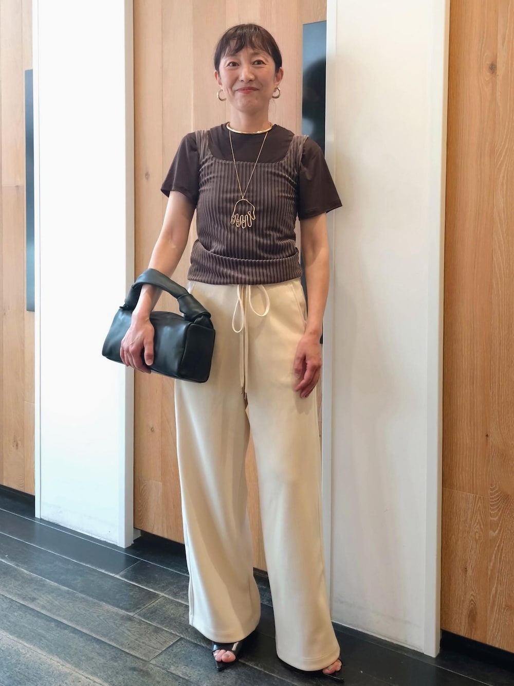 「初夏コーデ、夏コーデ、デートコーデ、お出かけコーデ、旅行コーデ、女子会コーデ、レイヤード、パンツスタイル、ワントーンコーデ、カジュアルコーデ、ADAM ET ROPÉ、ウェーブ、ブルべ冬、乾燥、トップス」｜「ADAM ET ROPE'の2WAY イノセントハンドネックレス（ネックレス、ゴールド系）」を使った、enokiさん（レディース・157cm）の春コーディネートの1枚目の写真
