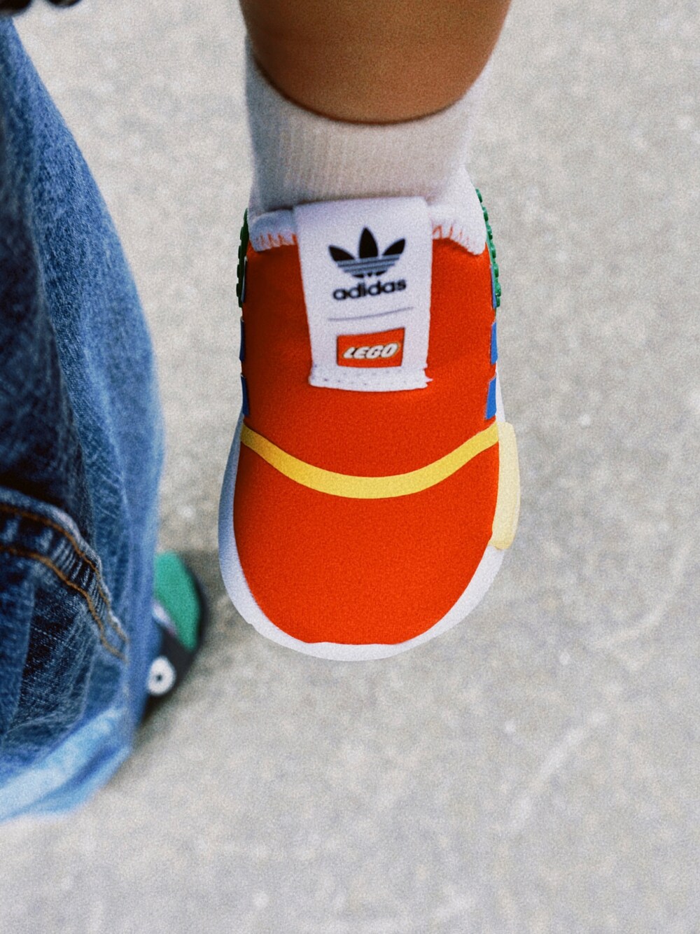 「アディダス、アディダスオリジナルス、adidas、adidas originals、スニーカー、スニーカーコーデ、ベビーコーデ、ベビーファッション、ベビーシューズ、1歳」｜「adidasのアディダス NMD 360 × LEGO / adidas NMD 360 × LEGO / アディダスオリジナルス（キッズ/子供用）（スニーカー、レッド系）」を使った、 みきさん（レディース・158cm）の秋コーディネートの1枚目の写真