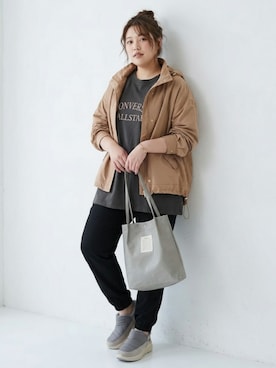 「nissen（ニッセン）の＜大きいサイズ＞綿混袖シアーレイヤードロゴ刺しゅうTシャツ（コンバース）（Tシャツ/カットソー、ブラック系）」を使った、nissen AI Modelsさん（レディース・160cm）の秋コーディネート