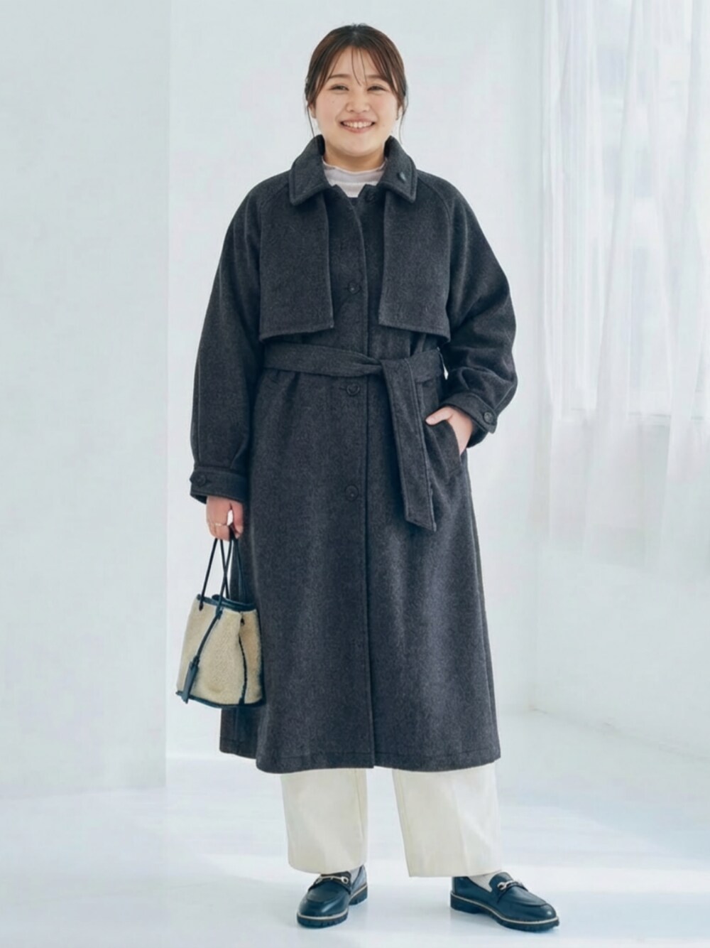 グレー系のジャケット/アウター、ホワイト系のパンツを着用したレディースの冬コーディネートの1枚目の写真