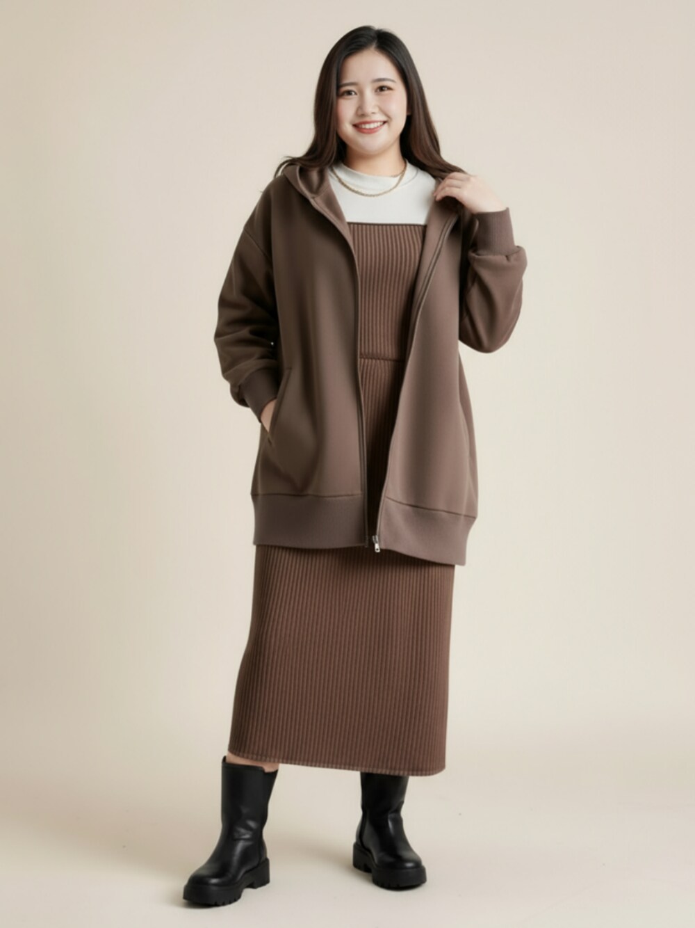 ブラウン系のパーカー、ブラック系のブーツ、シルバー系のTシャツ/カットソーを着用したレディースの秋コーディネートの1枚目の写真