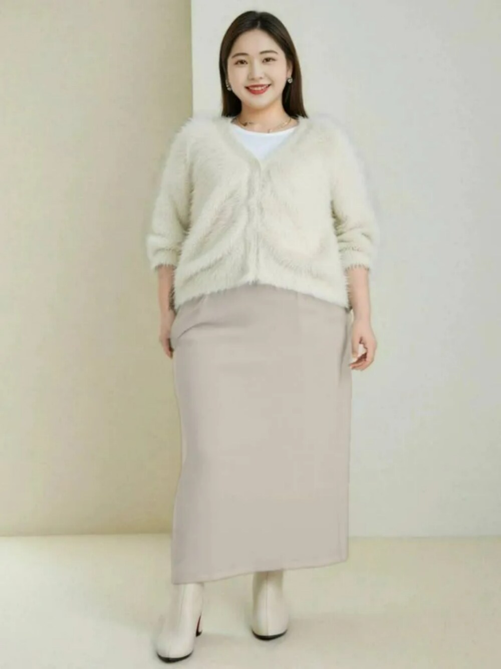 ベージュ系のスカート、ホワイト系のTシャツ/カットソー、ベージュ系のブーツを着用したレディースの秋コーディネートの1枚目の写真