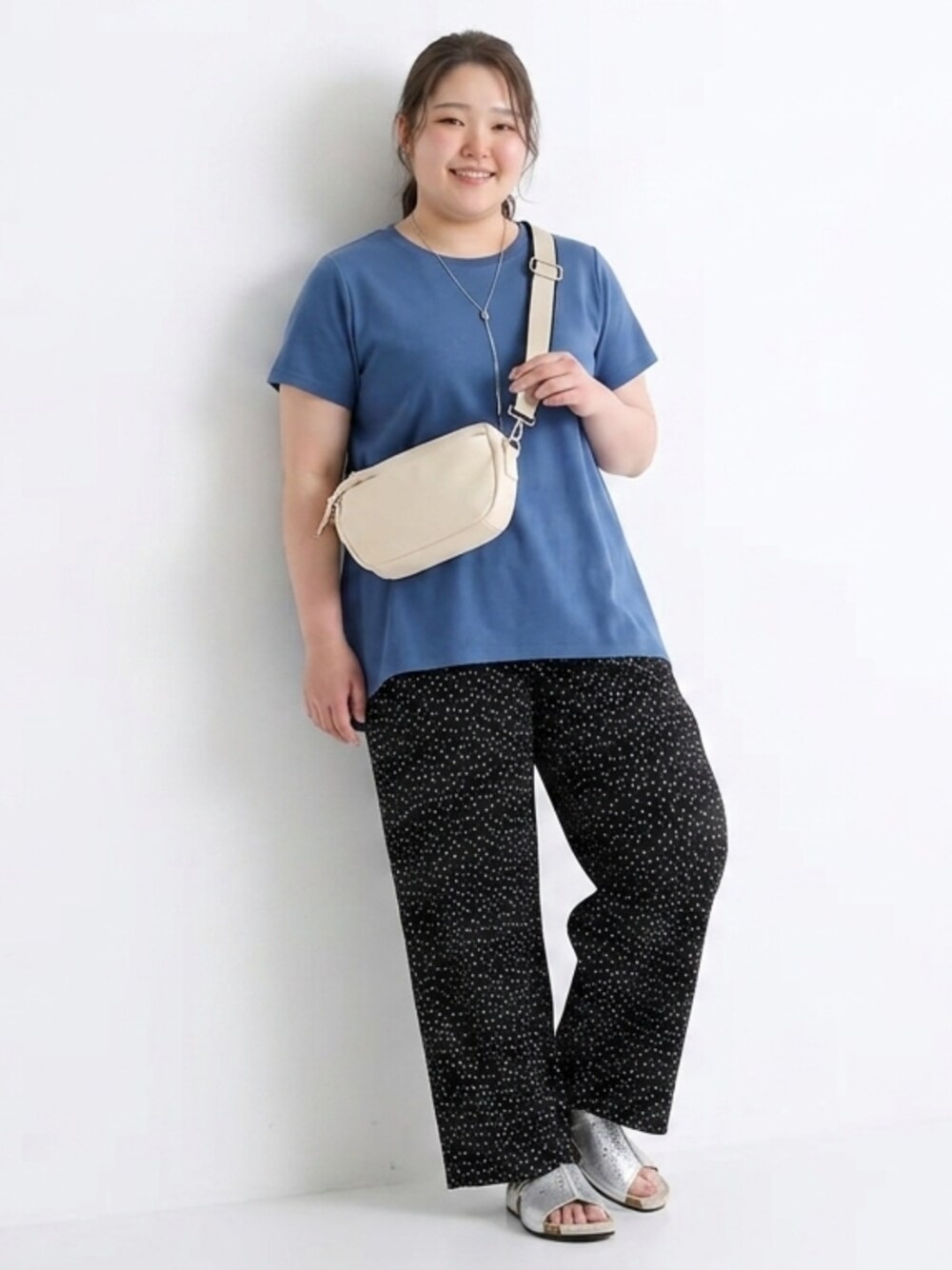 ブルー系のニット/セーター、ホワイト系のその他パンツ、ホワイト系のショルダーバッグを着用したレディースの夏コーディネートの1枚目の写真