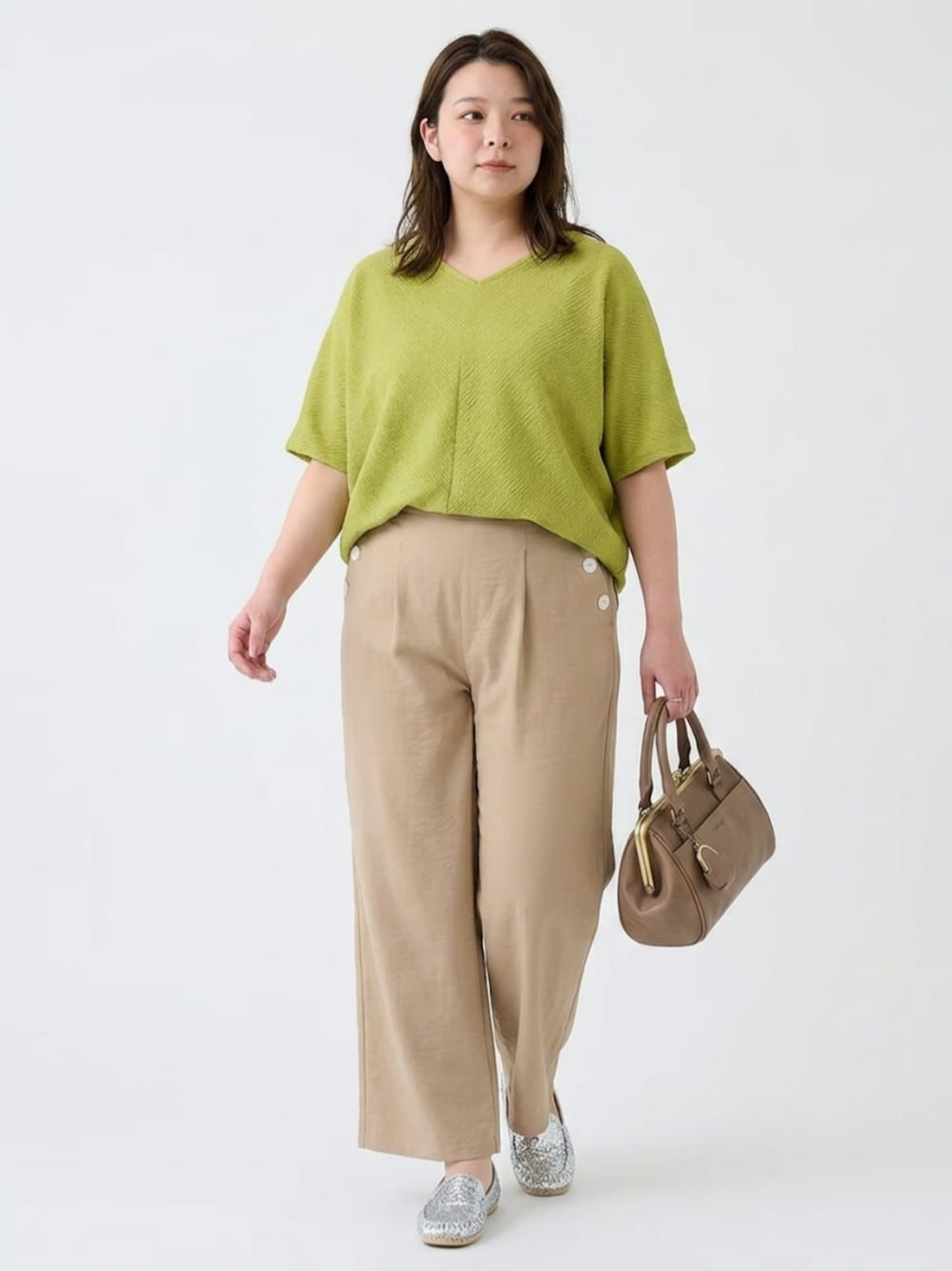 シルバー系のバレエシューズ、イエロー系のTシャツ/カットソー、ベージュ系のその他パンツを着用したレディースの夏コーディネートの1枚目の写真