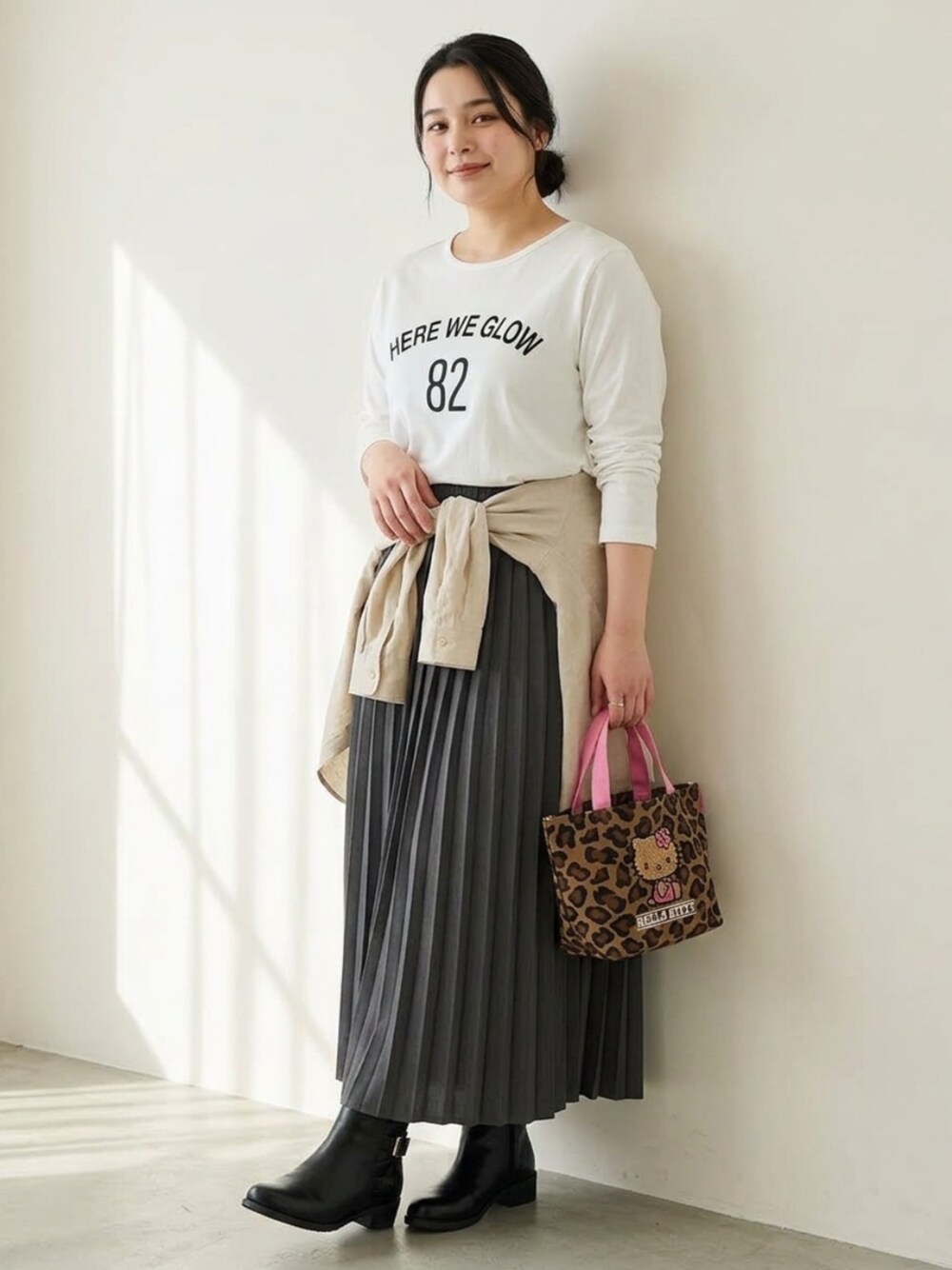 ホワイト系のシャツ/ブラウス、グレー系のスカート、ホワイト系のTシャツ/カットソーを着用したレディースの秋コーディネートの1枚目の写真