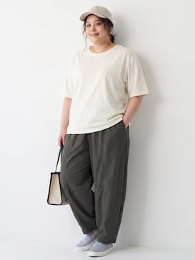 「nissen（ニッセン）の綿１００％汗染みしにくいクルーネック５分袖Ｔシャツ＜大きいサイズ有＞（Tシャツ/カットソー、グレー系）」を使った、nissen AI Modelsさん（レディース・160cm）の夏コーディネート
