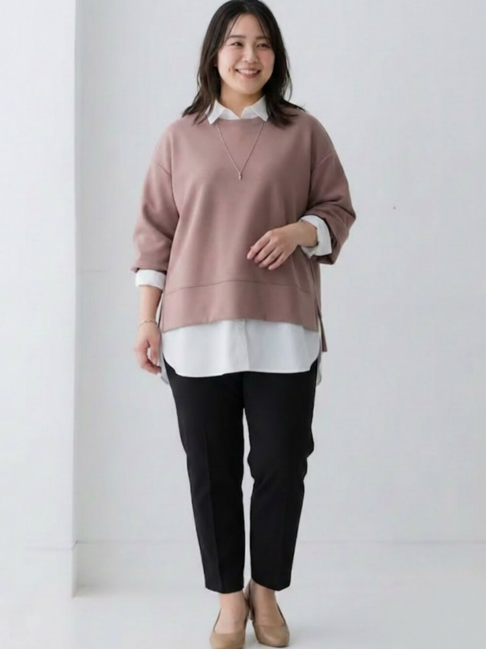ベージュ系のTシャツ/カットソー、ホワイト系のシャツ/ブラウス、ブラック系のパンツを着用したレディースの冬コーディネートの1枚目の写真