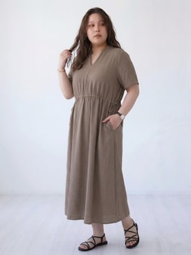 「nissen（ニッセン）の【水陸両用】ラッシュガードフロントドロストワンピース（ＵＶカット・接触冷感）＜大きいサイズ有＞（ワンピース、ブラウン系）」を使った、nissen AI Modelsさん（レディース・160cm）の春コーディネート