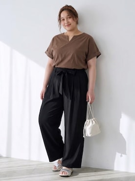 「nissen（ニッセン）の綿１００％バスクキーネックフレンチスリーブプルオーバー（UVカット）＜大きいサイズ有＞（Tシャツ/カットソー、ブラウン系）」を使った、nissen AI Modelsさん（レディース・160cm）の夏コーディネート