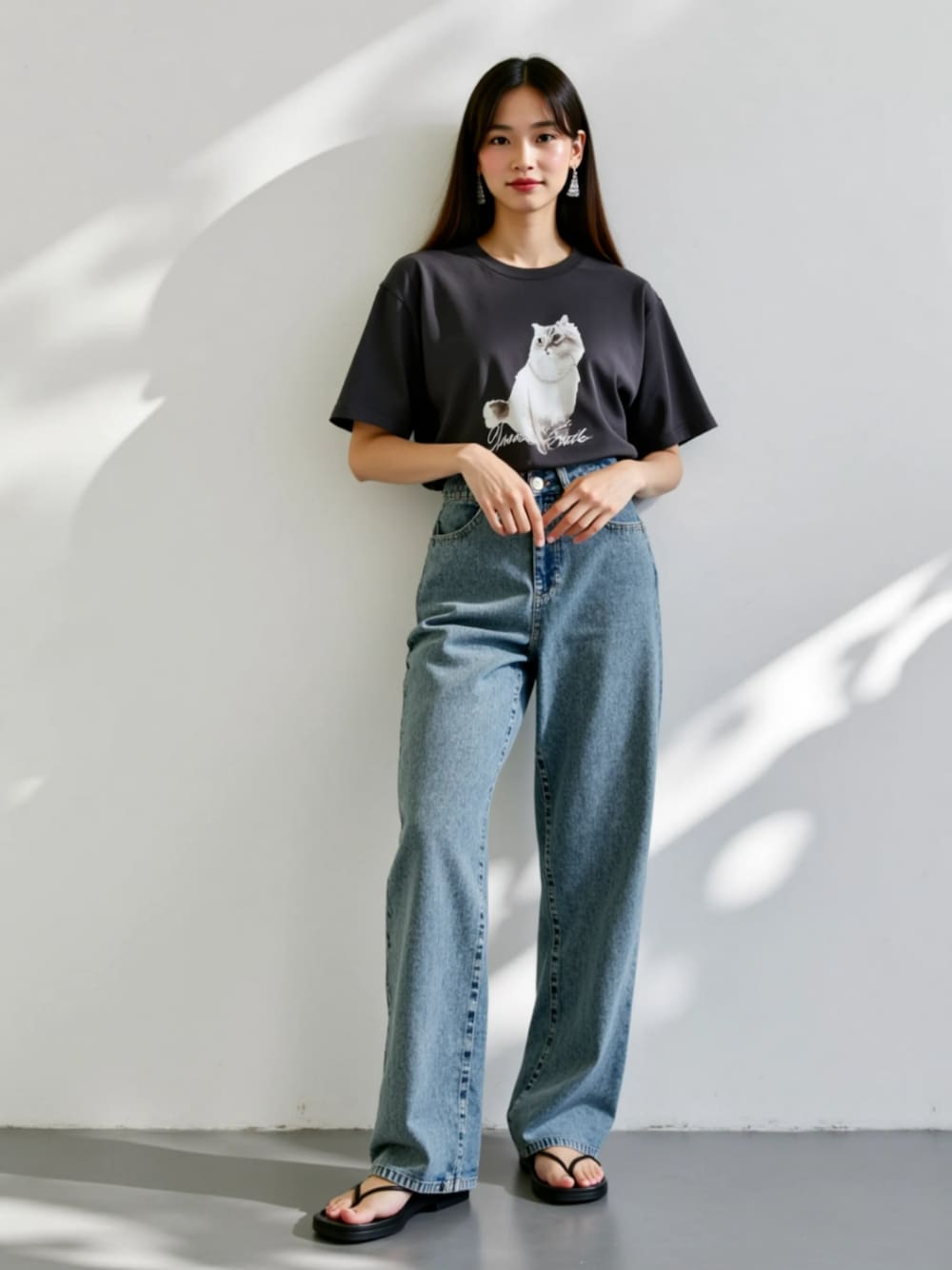 「レディースファッション、モデル、レギュラー、夏コーデ」｜「nissenのパールモチーフ付ねこちゃんプリントＴシャツ（Tシャツ/カットソー、ブラック系）」を使った、nissen AI Modelsさん（レディース・164cm）の夏コーディネートの1枚目の写真