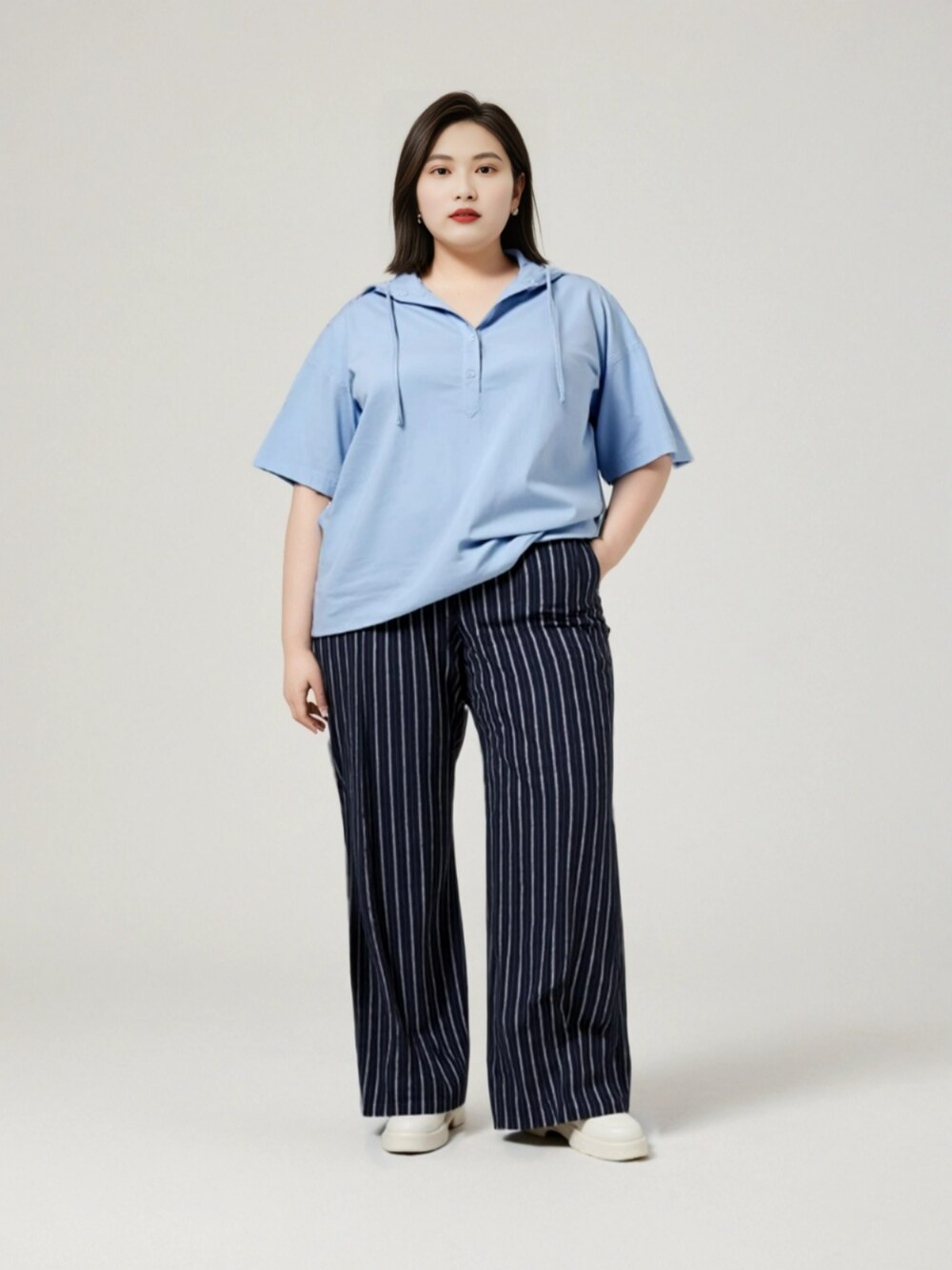 ブルー系のパンツ、ブルー系のシャツ/ブラウスを着用したレディースの夏コーディネートの1枚目の写真