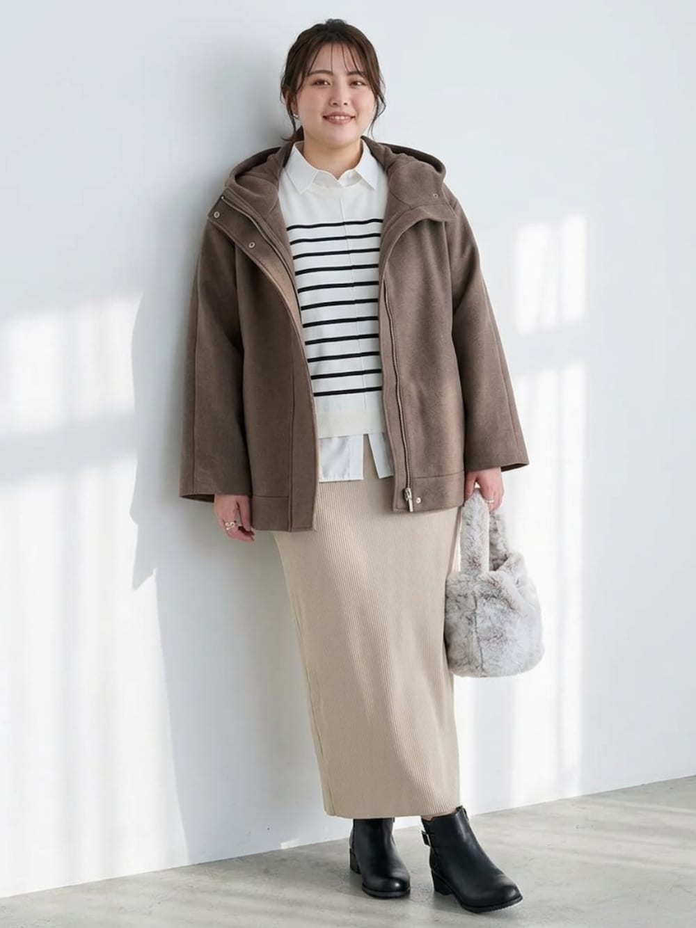 ブラウン系のジャケット/アウター、ベージュ系のスカート、ホワイト系のニット/セーターを着用したレディースの秋コーディネートの1枚目の写真