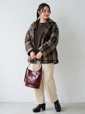 「nissen（ニッセン）のpolka polka(ポルカポルカ)スタッズデザイン艶合皮ワンハンドルバッグ（トートバッグ、レッド系）」を使った、nissen AI Modelsさん（レディース・160cm）の秋コーディネート