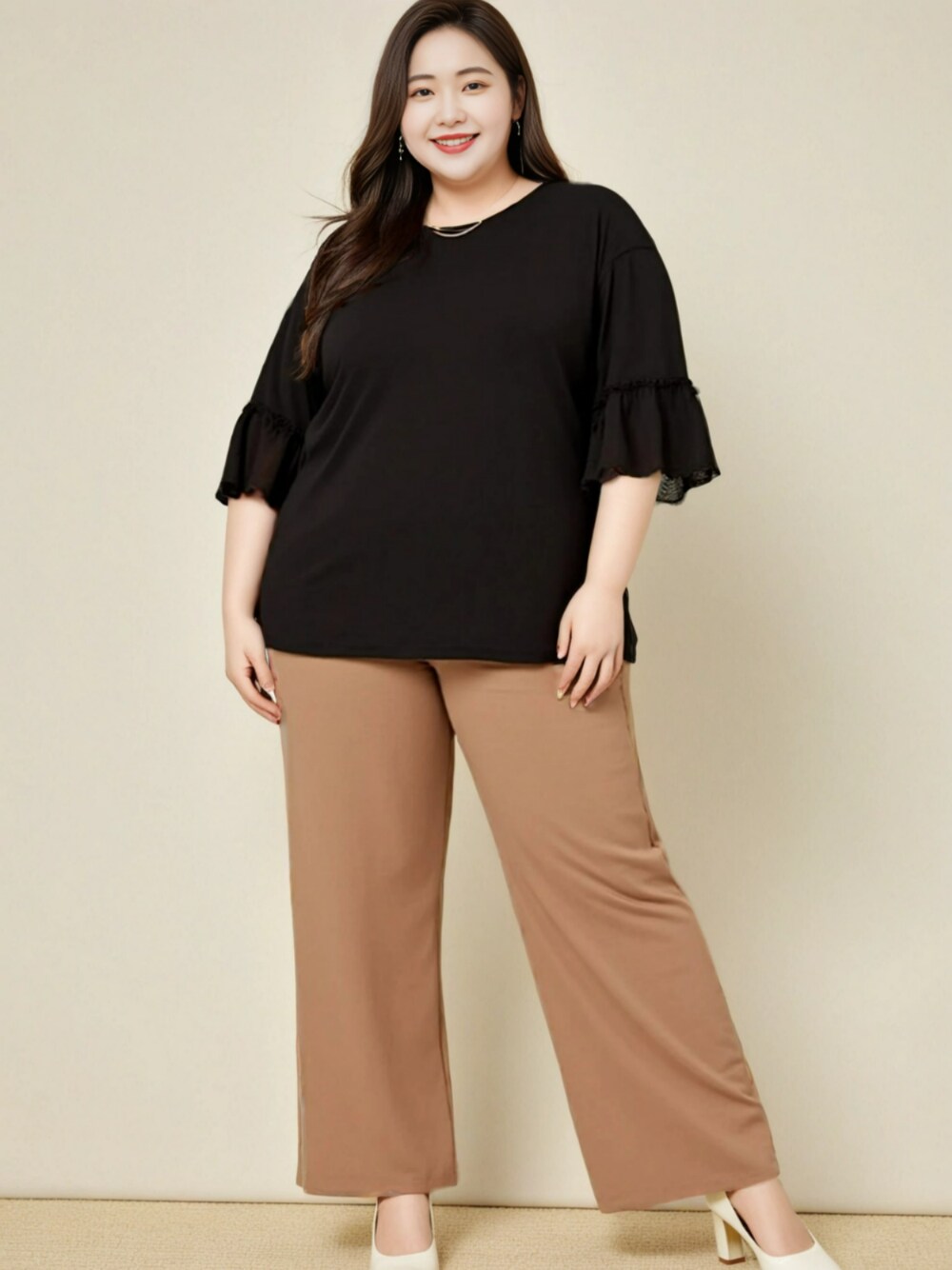 ブラック系のTシャツ/カットソー、ベージュ系のその他パンツを着用したレディースの夏コーディネートの1枚目の写真