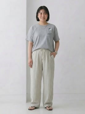 「nissen（ニッセン）の＜大きいサイズ＞サッカーストライプワイドパンツ（ゆったりヒップ）（接触冷感・UVカット）（パンツ、ブルー系）」を使った、nissen AI Modelsさん（レディース・160cm）の春コーディネート